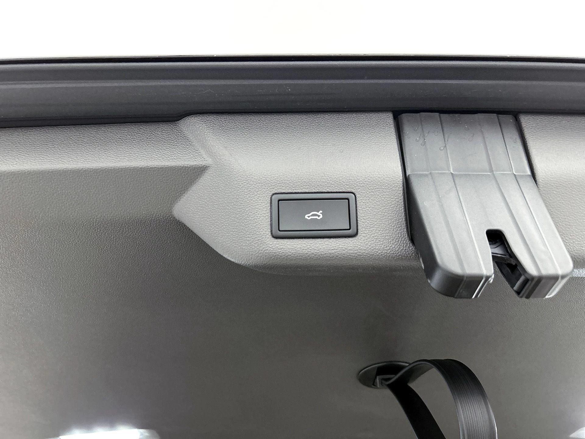 Volkswagen-Multivan-image-18