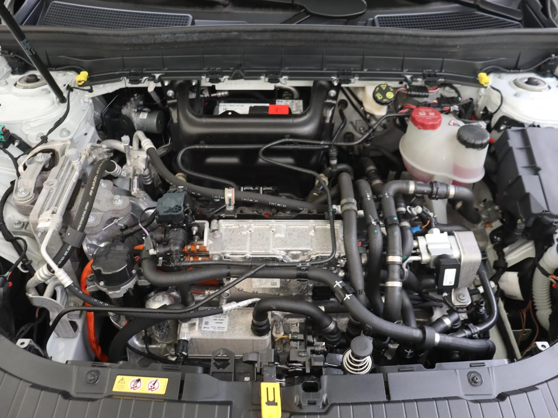 Mercedes-Benz-EQB-image-6