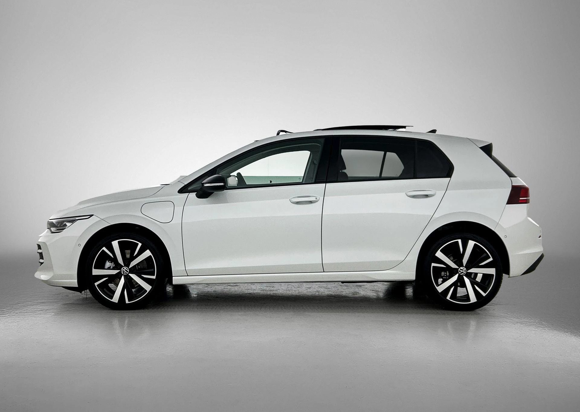 Volkswagen-Golf-image-1
