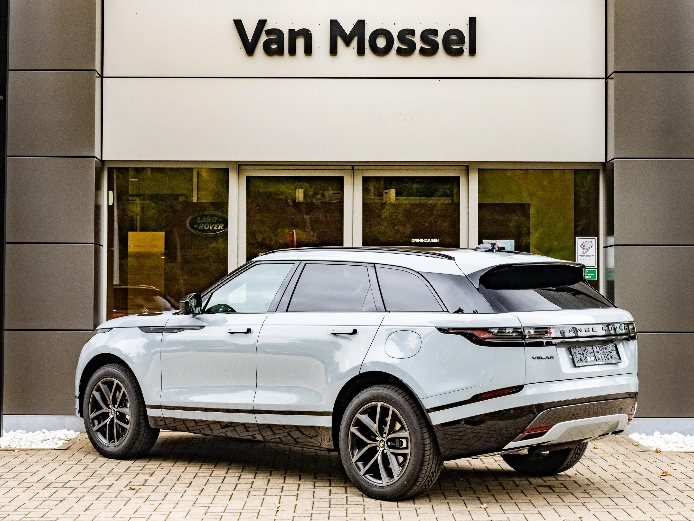Land Rover-Range Rover Velar-image-3