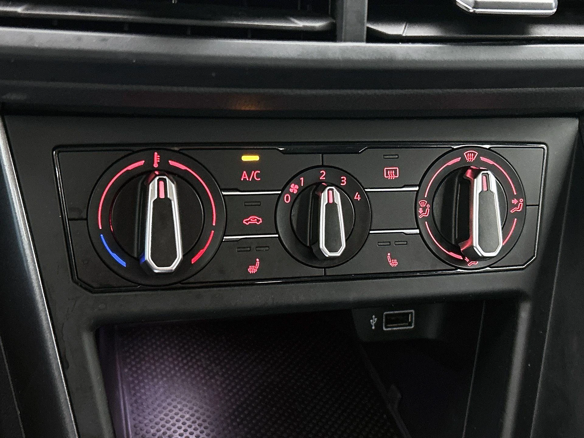 Volkswagen-Polo-image-22