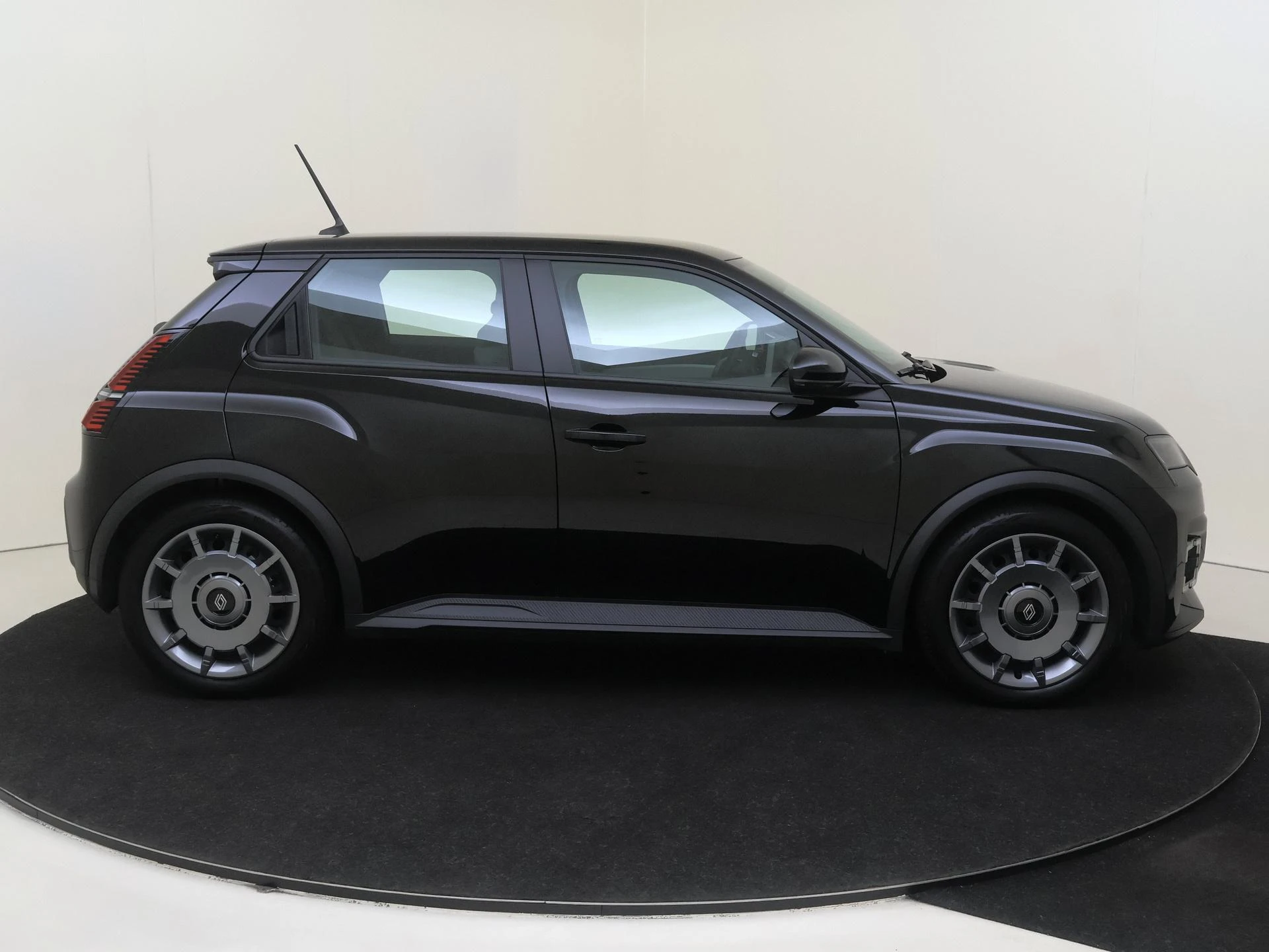Renault-5-image-8