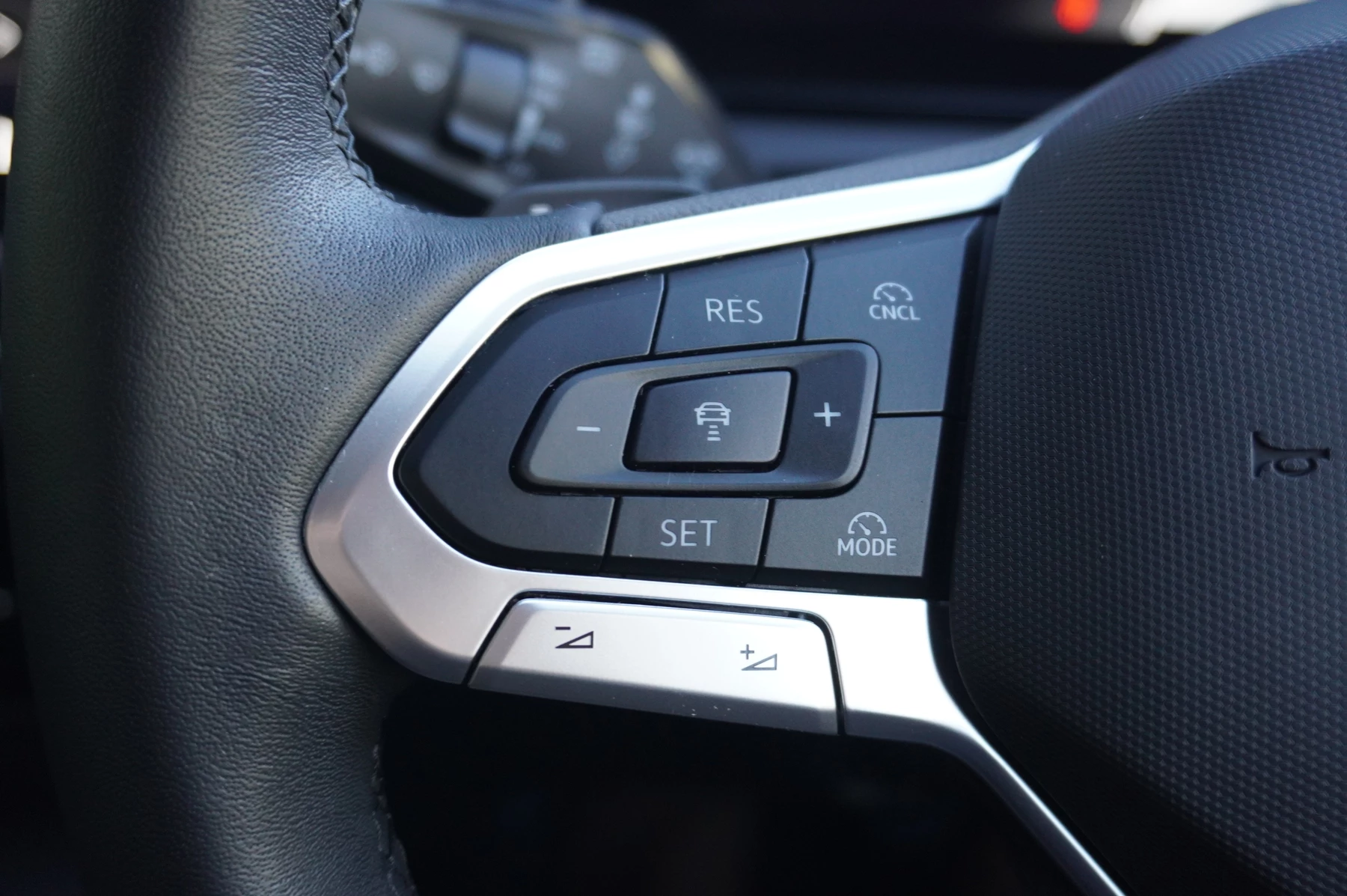 Volkswagen-Tiguan-image-27