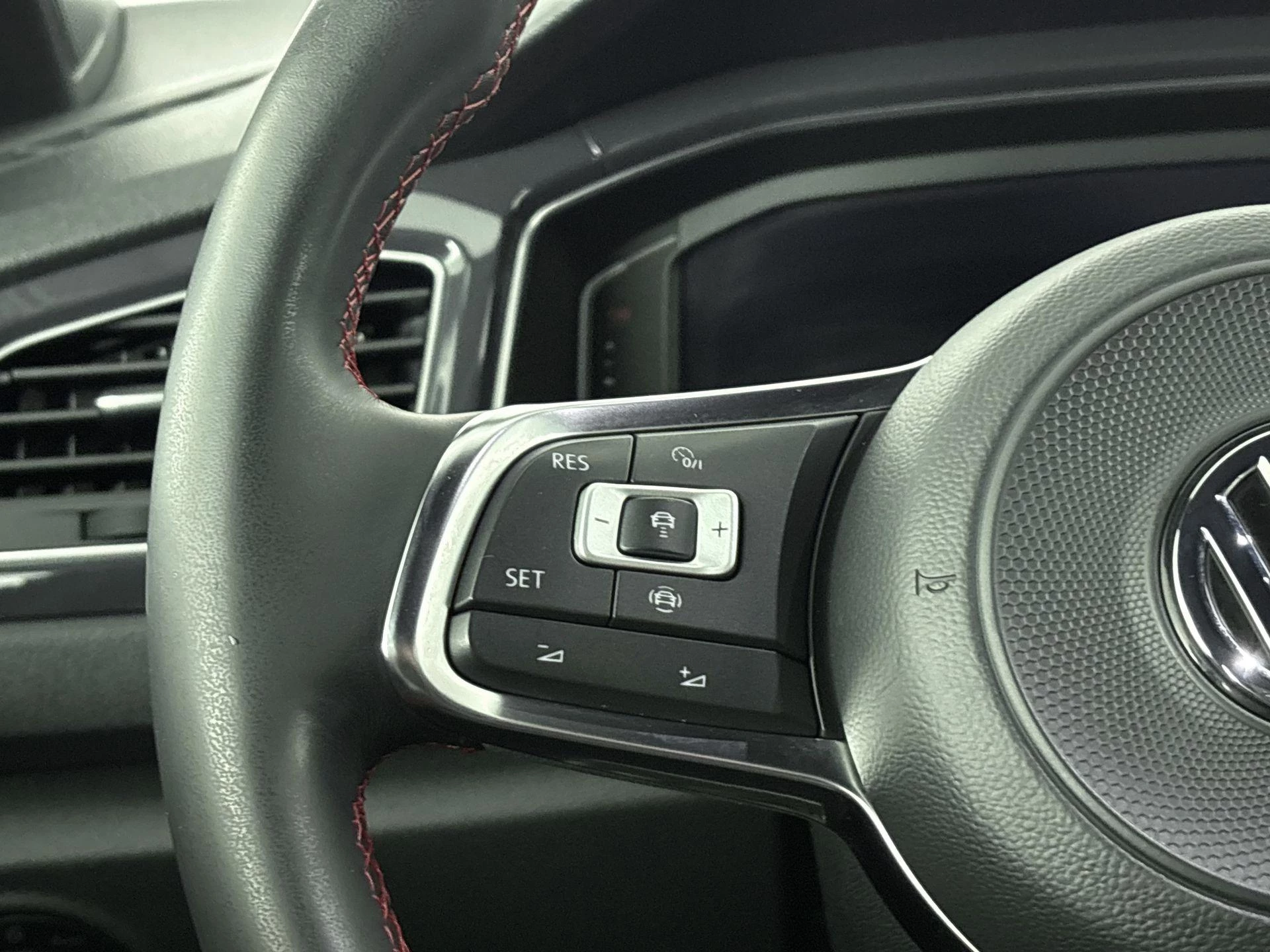 Volkswagen-T-Roc-image-12