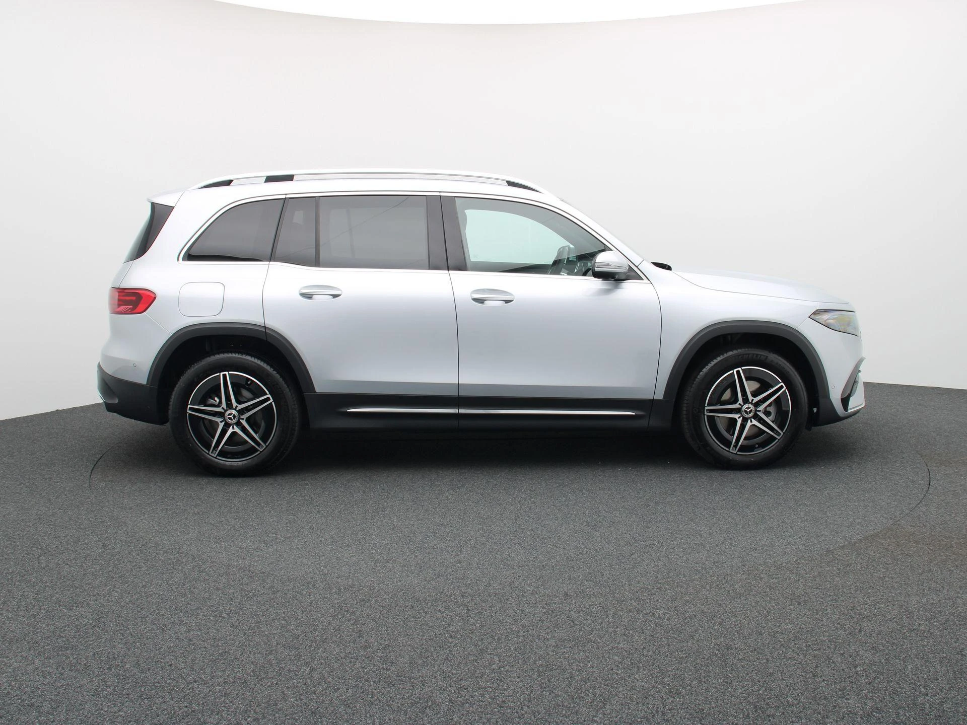 Mercedes-Benz-EQB-image-5