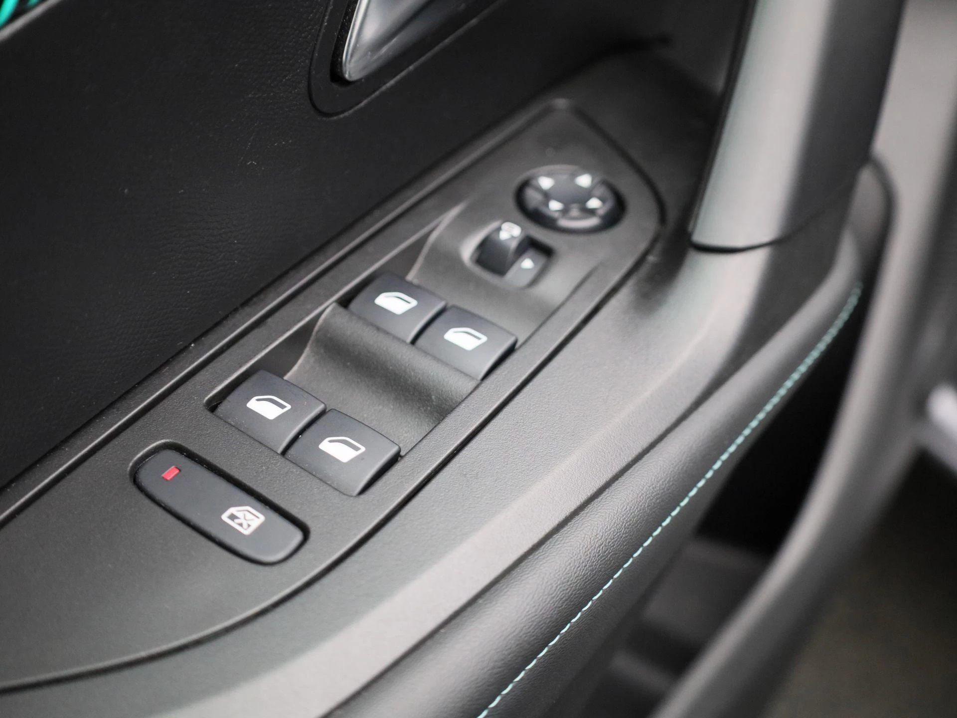 Peugeot-e-2008-image-36