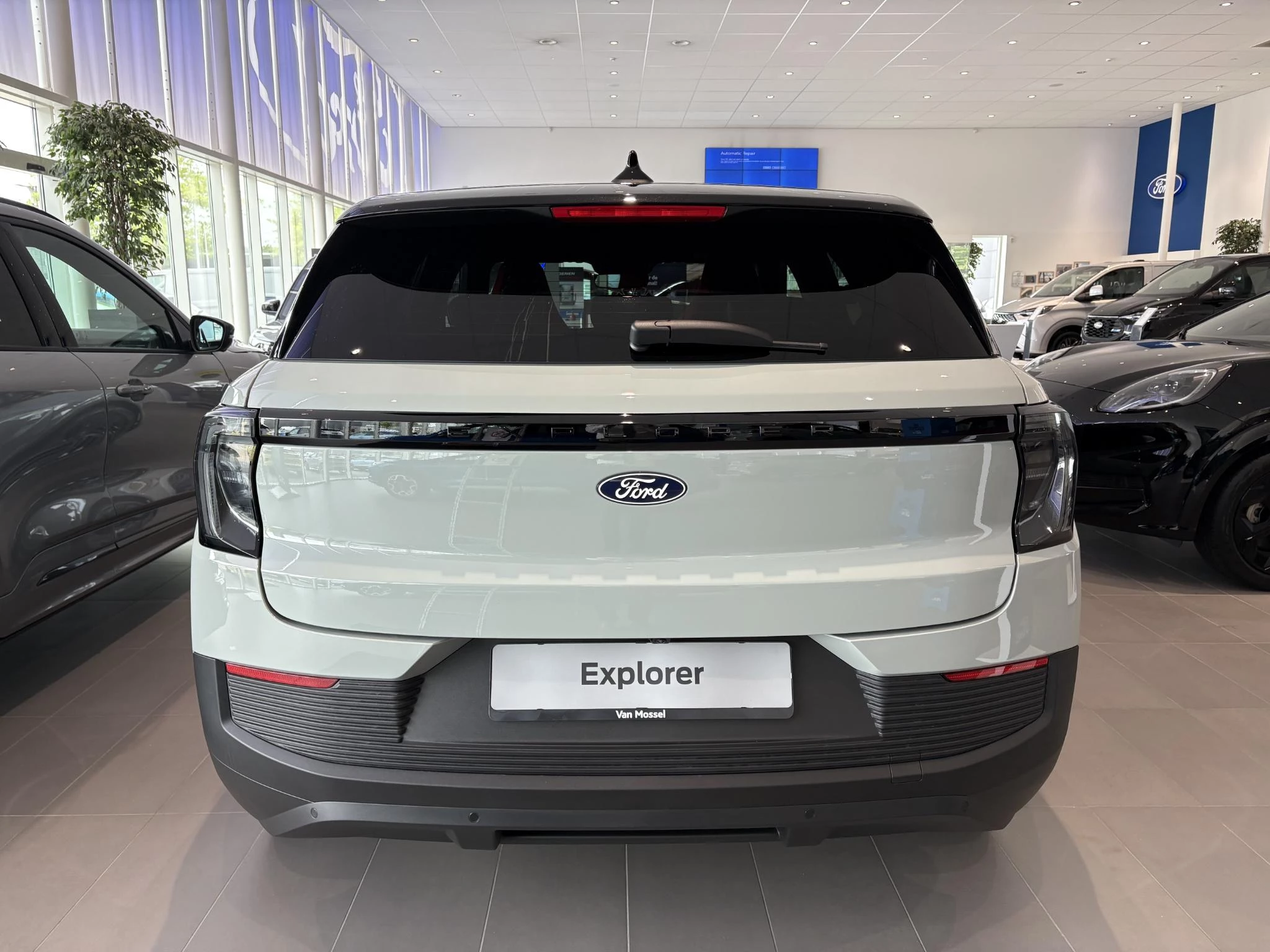 Ford Explorer Collection Extended Range RWD