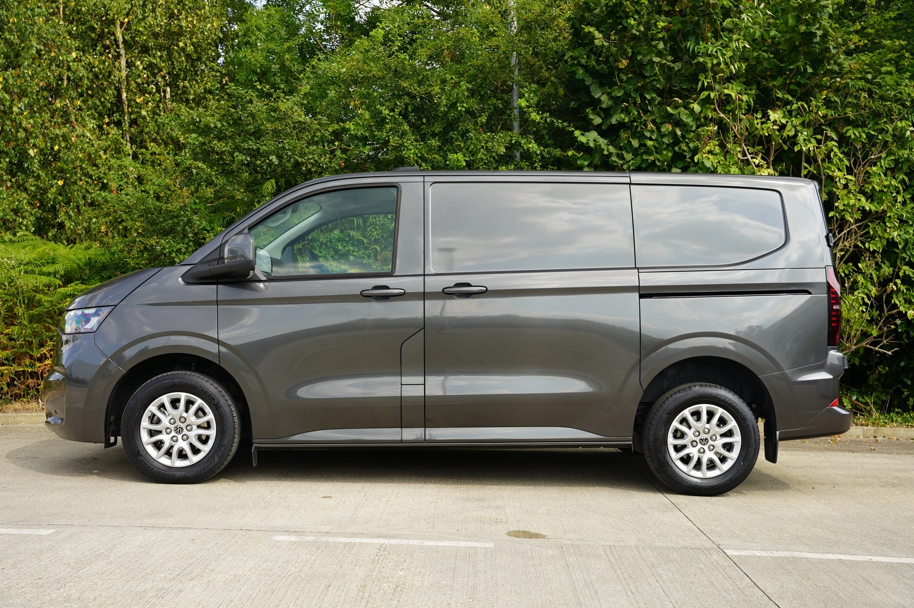 Volkswagen-Transporter-image-12