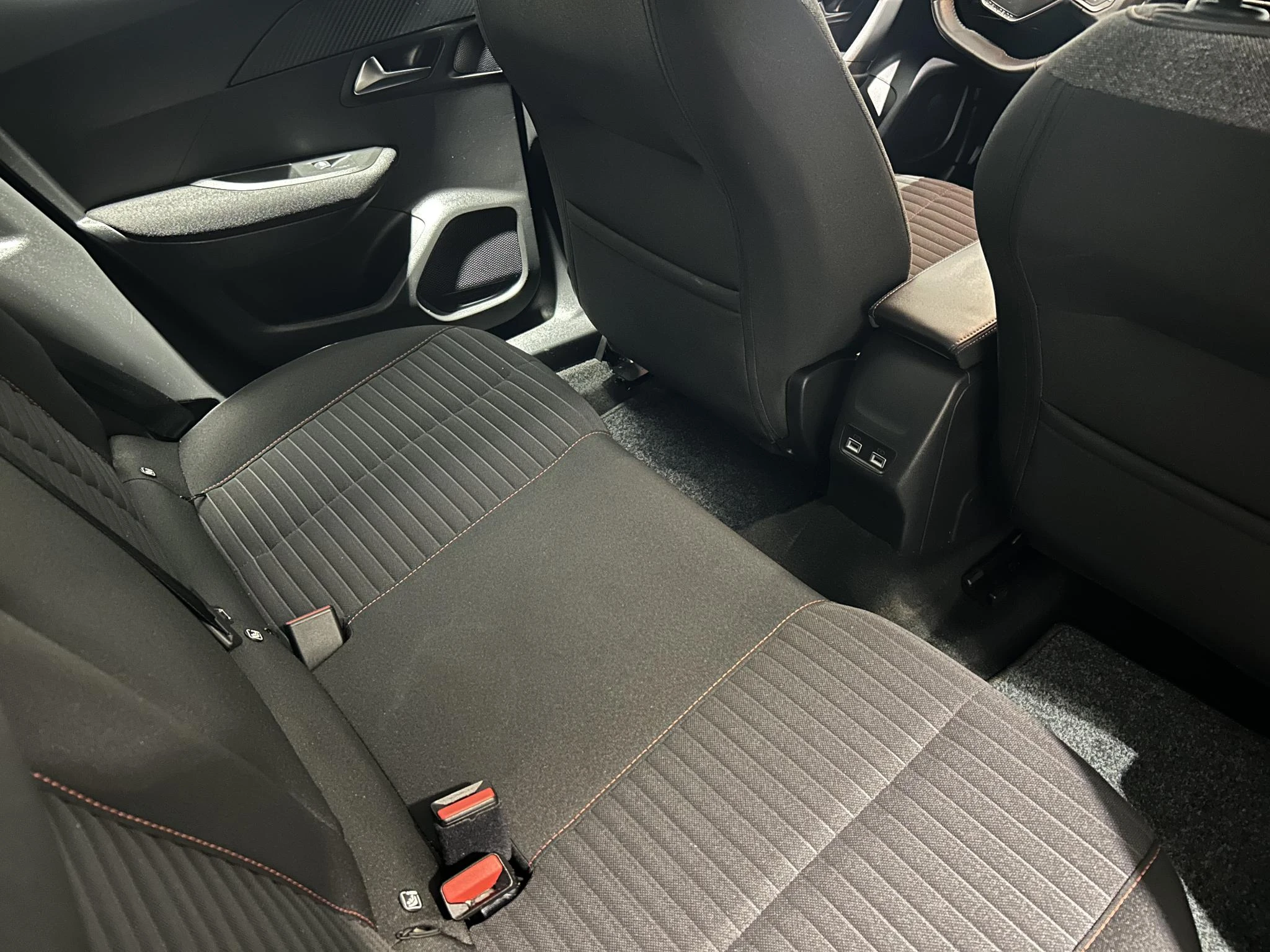 Peugeot-e-2008-image-25
