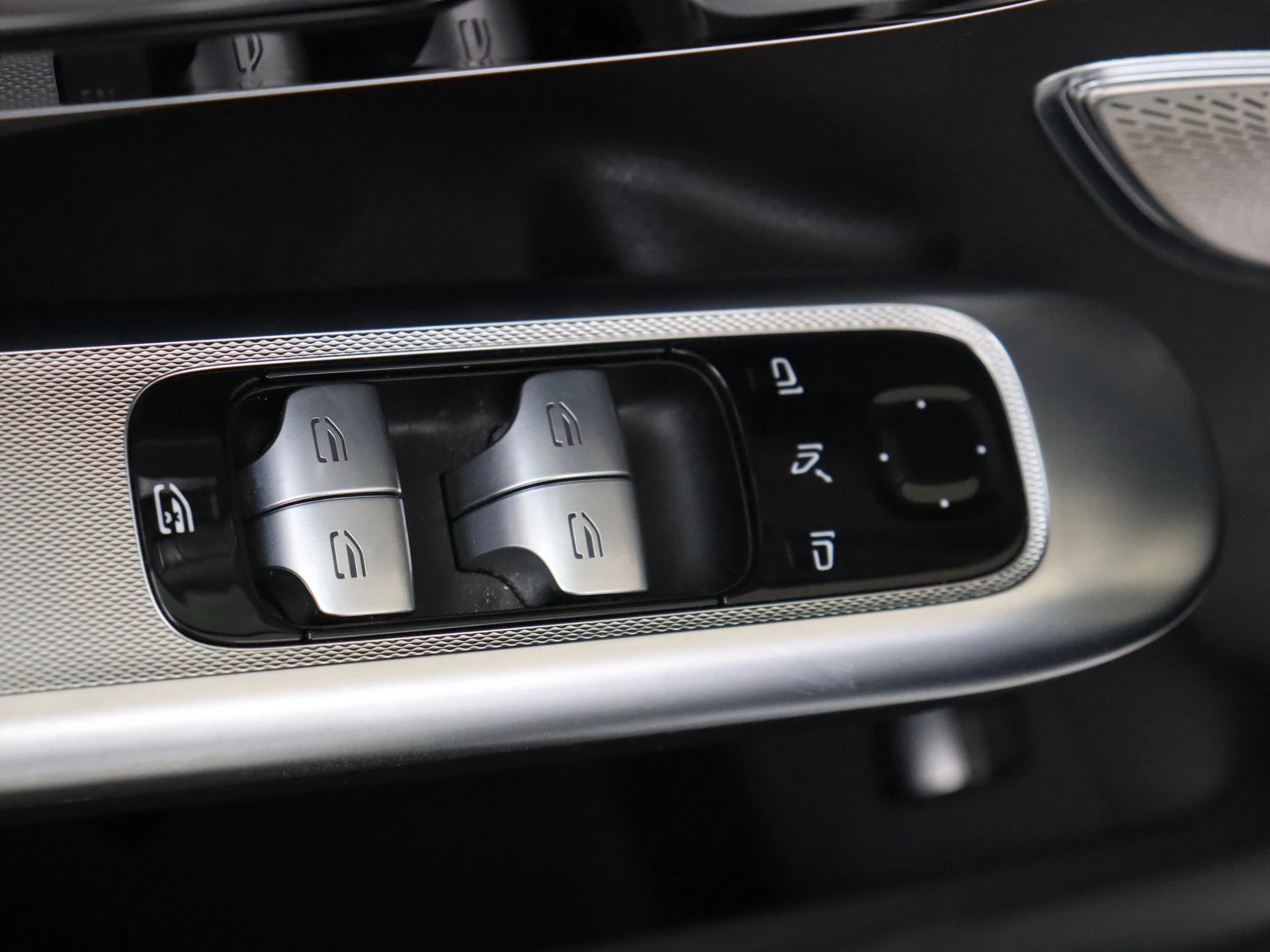 Mercedes-Benz-EQE-image-26