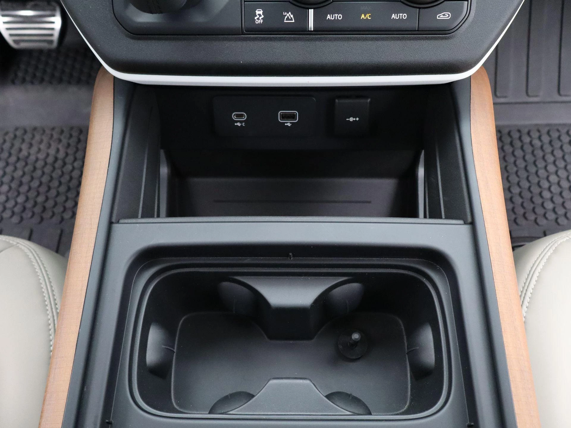 Land Rover-Defender-image-10