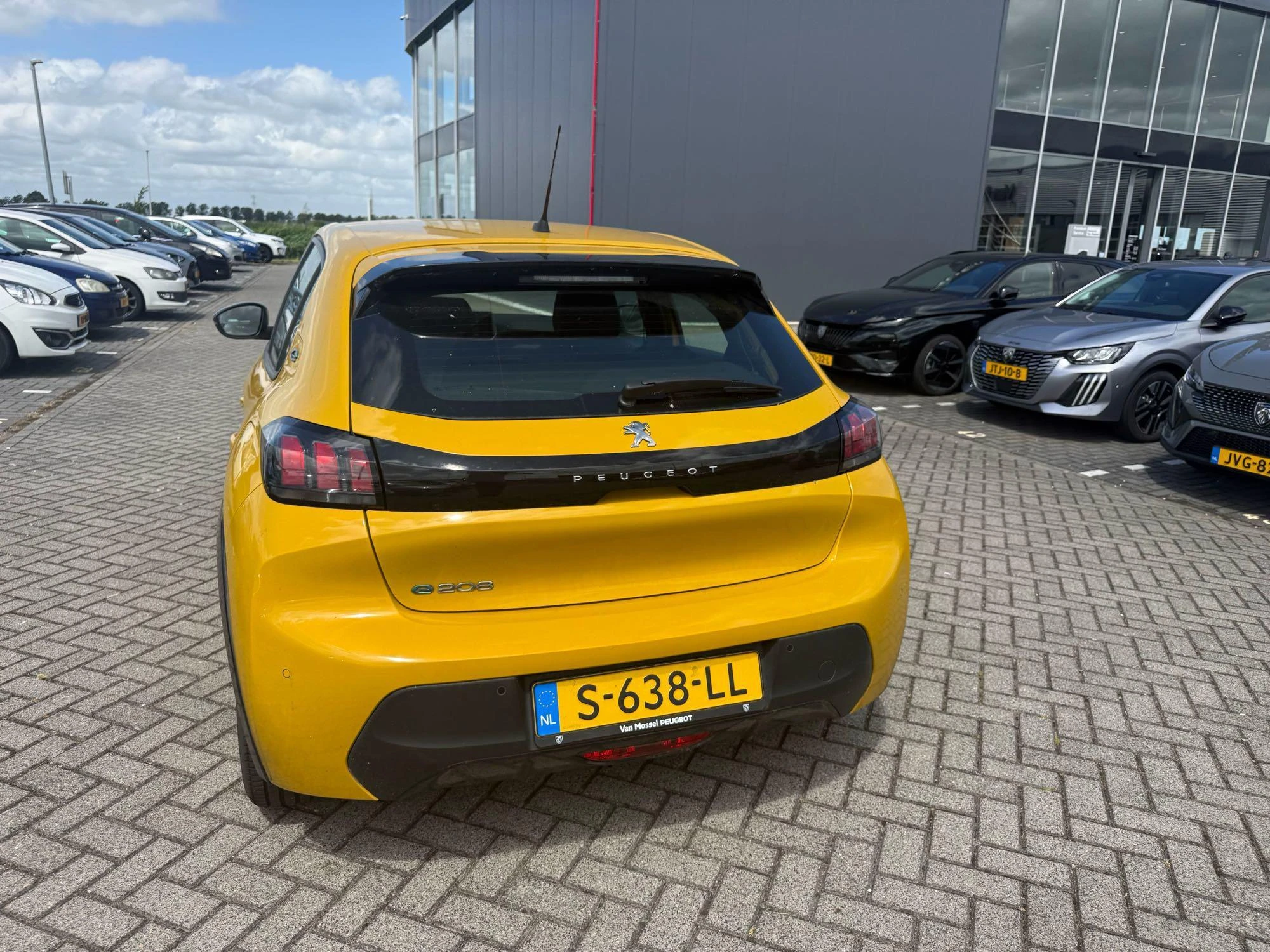 Peugeot-e-208-image-5