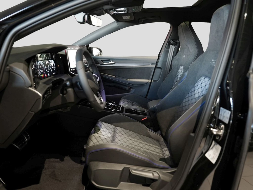 Volkswagen Golf 1,5 l eTSI DSG R-Line AHK HKSOUND PANO LED
