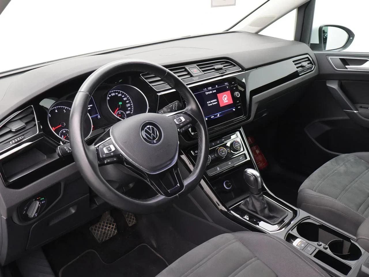 Volkswagen-Touran-image-5