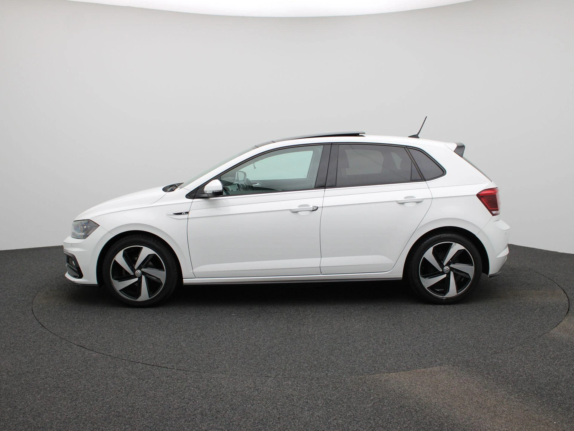 Volkswagen-Polo-image-3