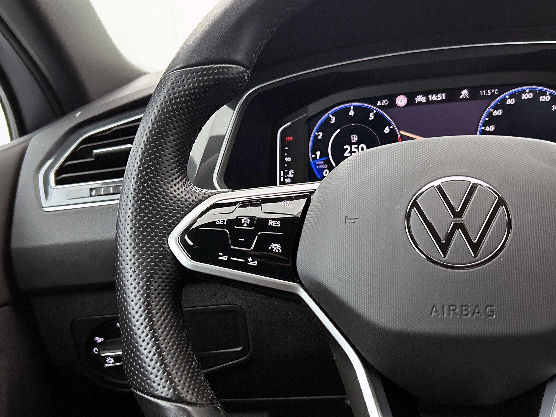 Volkswagen-Tiguan-image-5