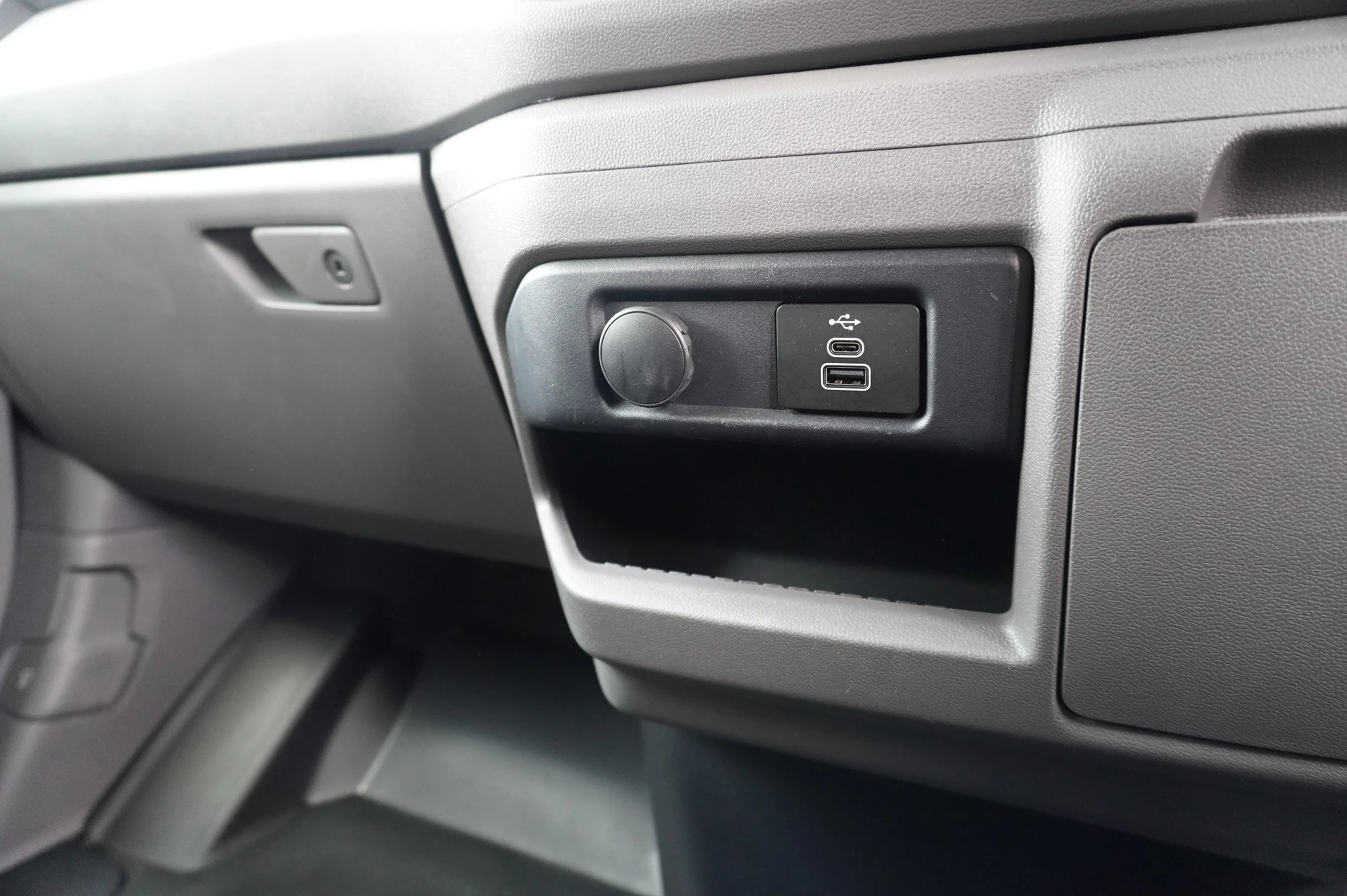 Volkswagen-Transporter-image-34