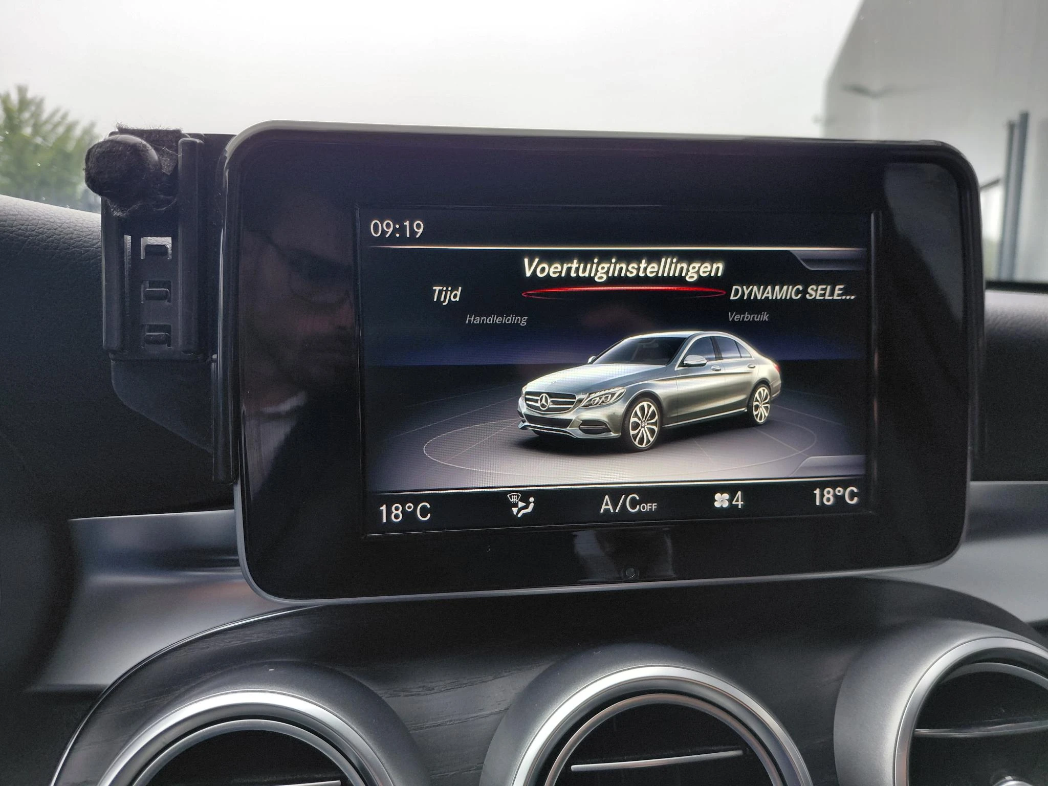 Mercedes-Benz-C-Klasse-image-16
