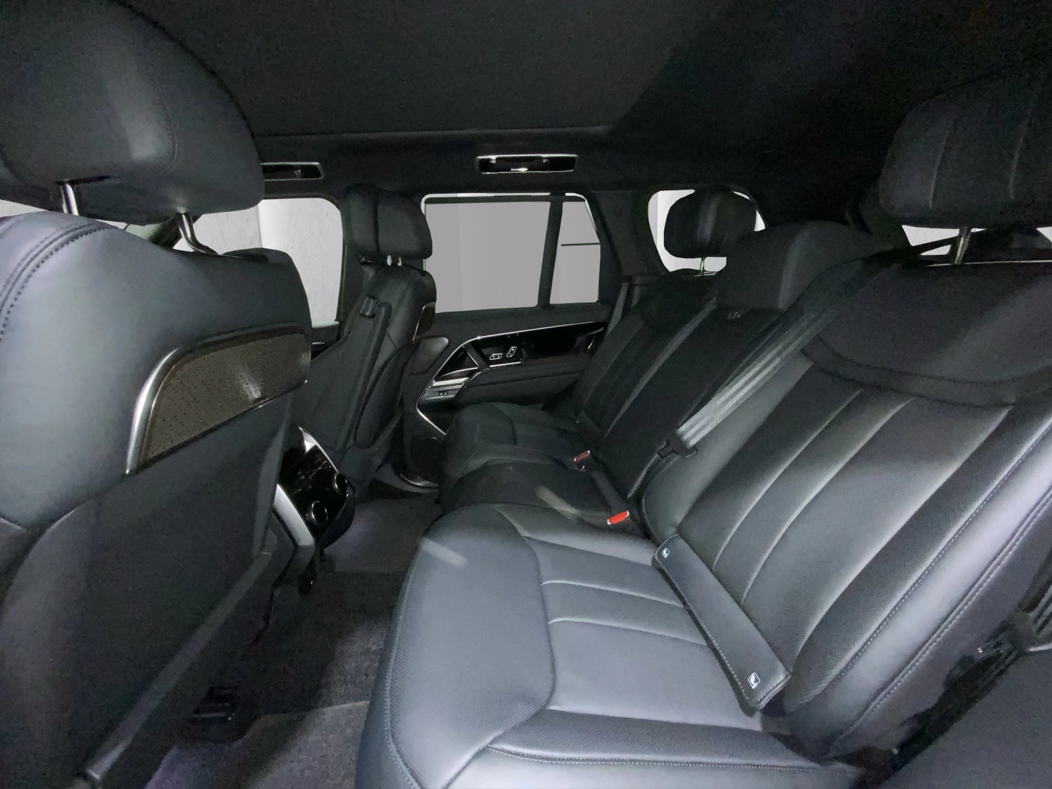 Land Rover Range Rover Autobiography 3.0 P550e Geländewagen. 405 kW. 5-türig