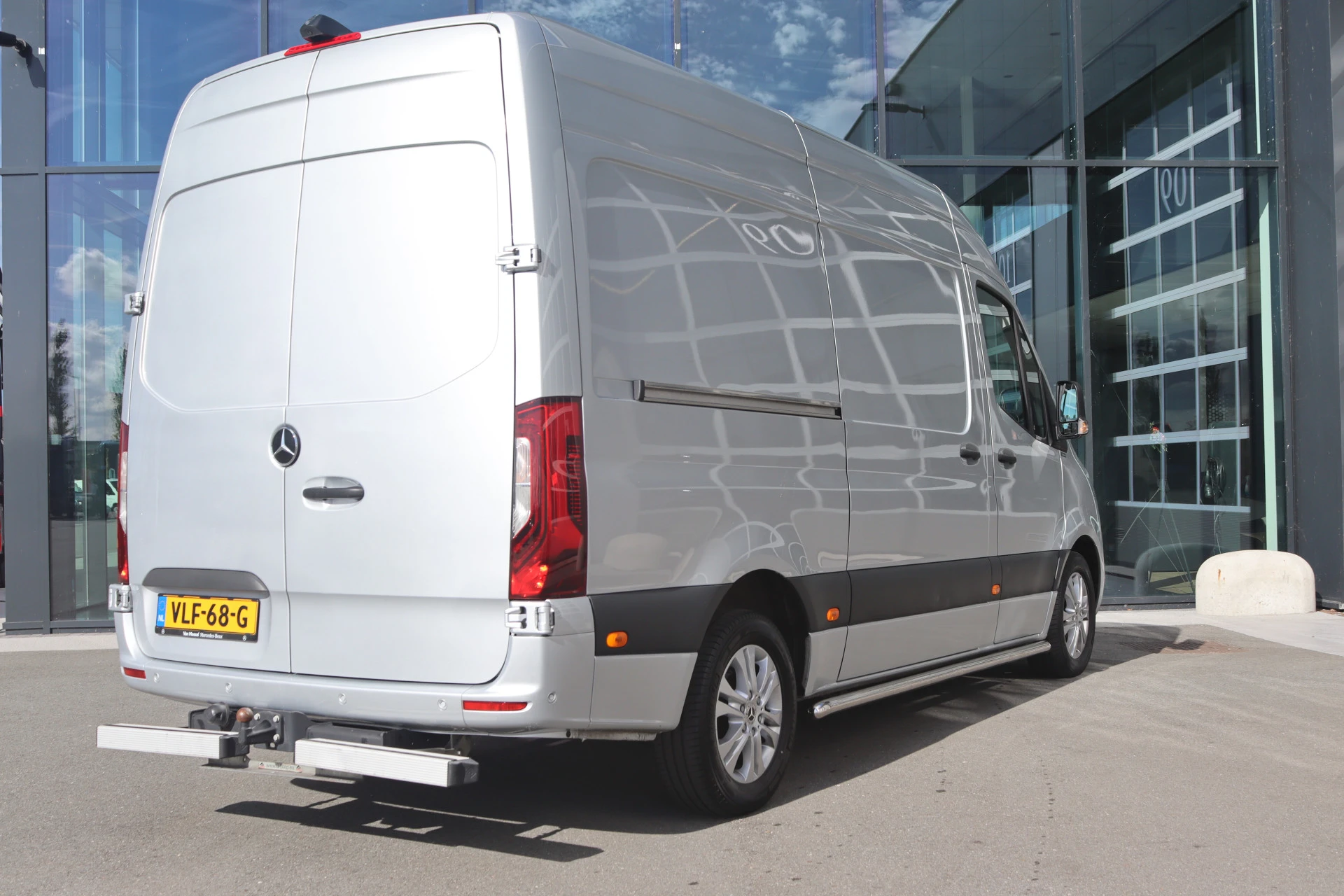 Mercedes-Benz-Sprinter-image-2