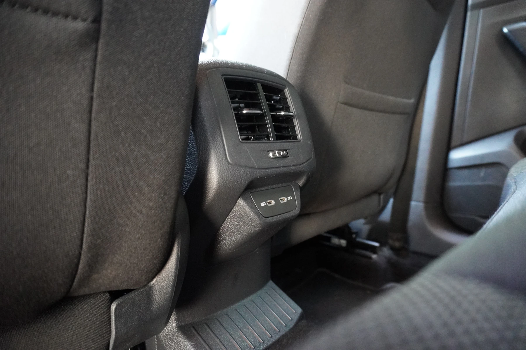 Volkswagen-T-Roc-image-11