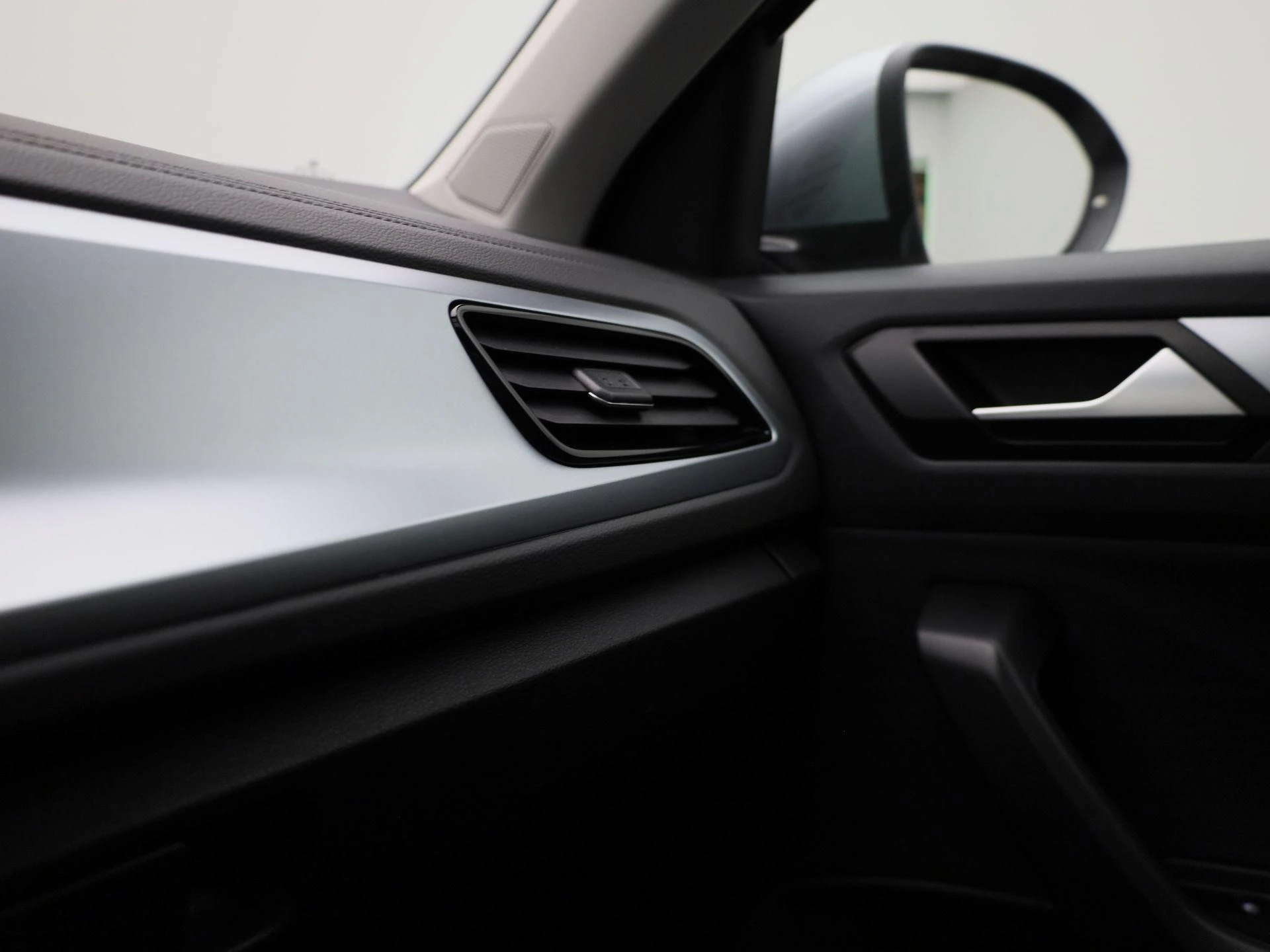 Volkswagen-T-Roc-image-27