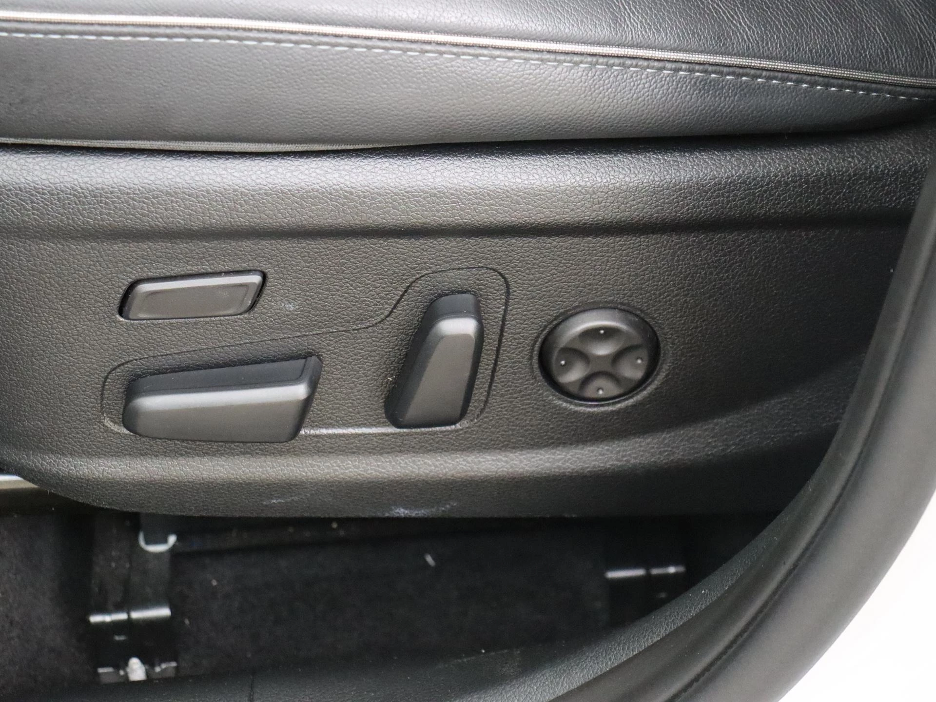 Hyundai-Santa Fe-image-26
