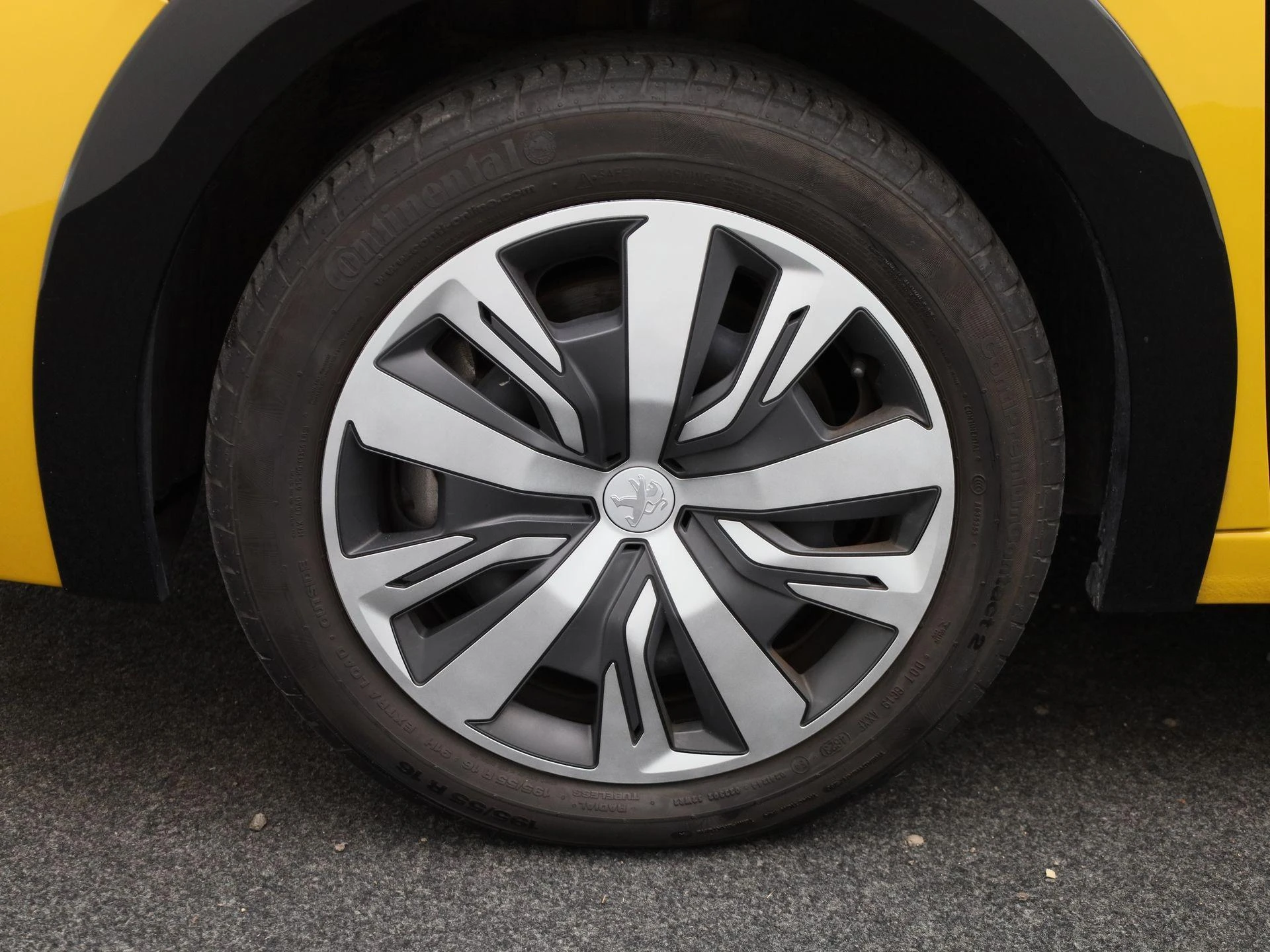 Peugeot-e-208-image-13