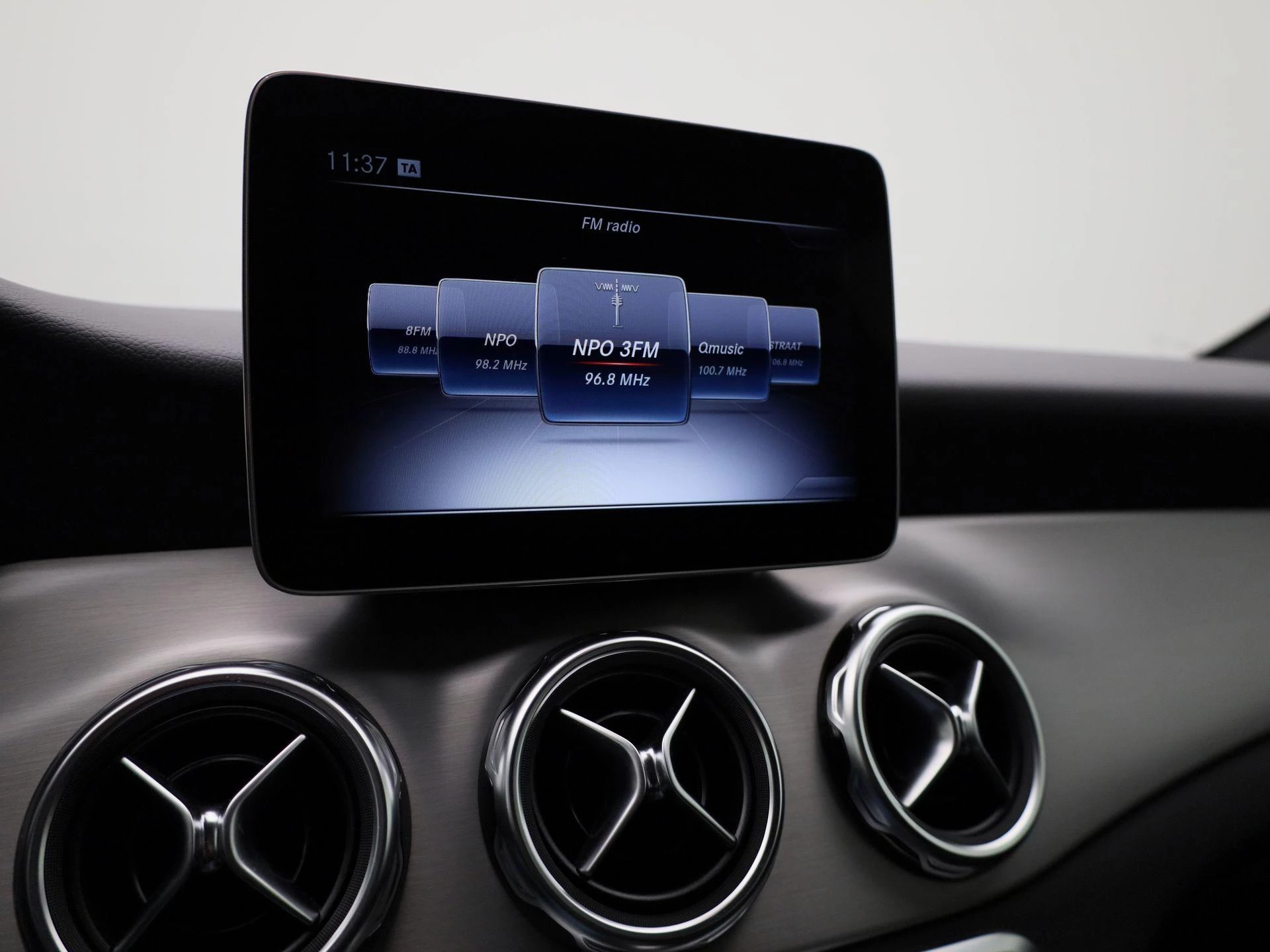 Mercedes-Benz-GLA-image-17