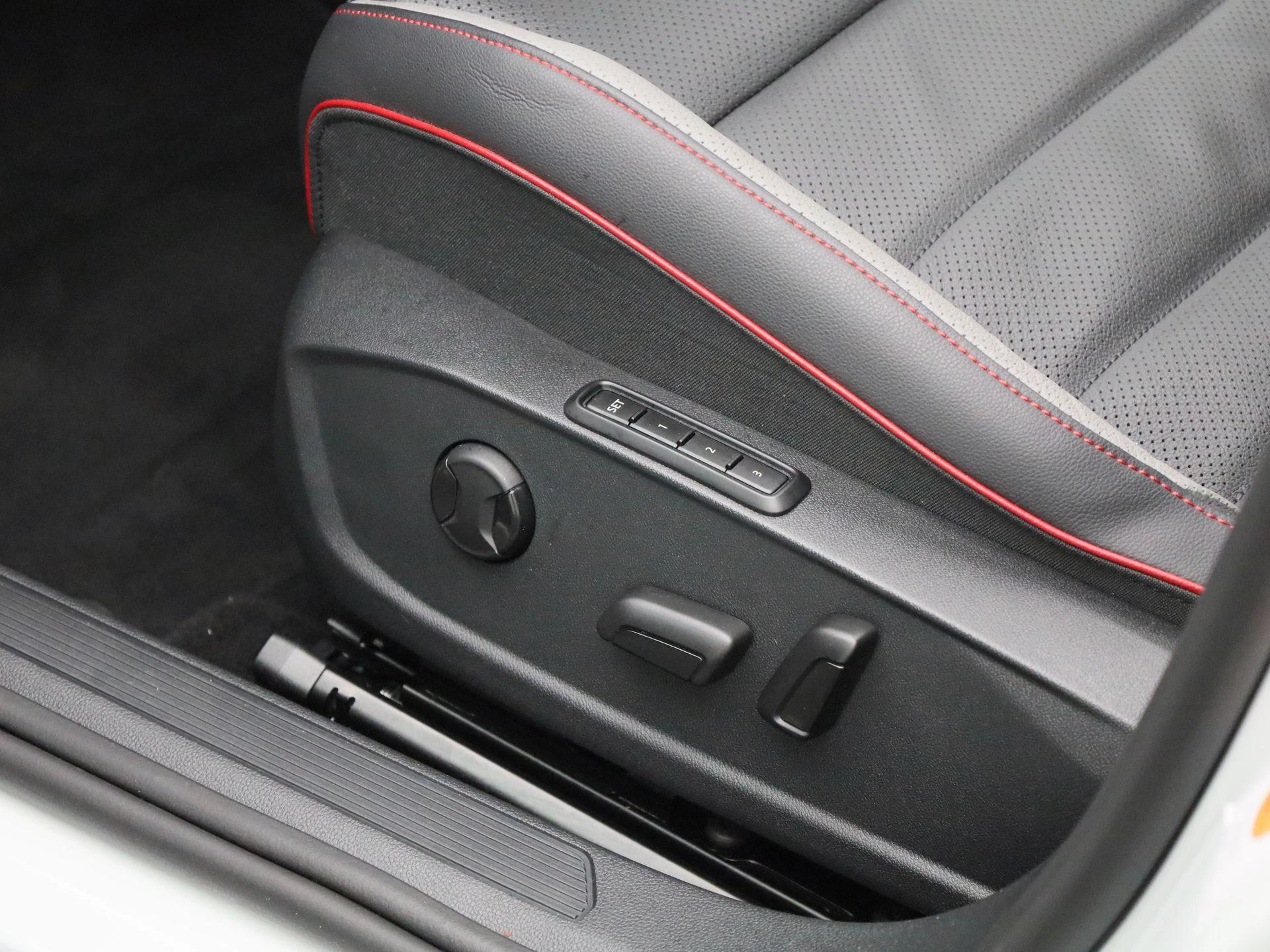 Volkswagen-Golf-image-33