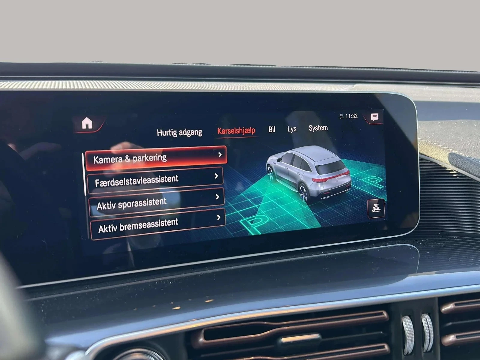 Mercedes-Benz-EQC-image-18