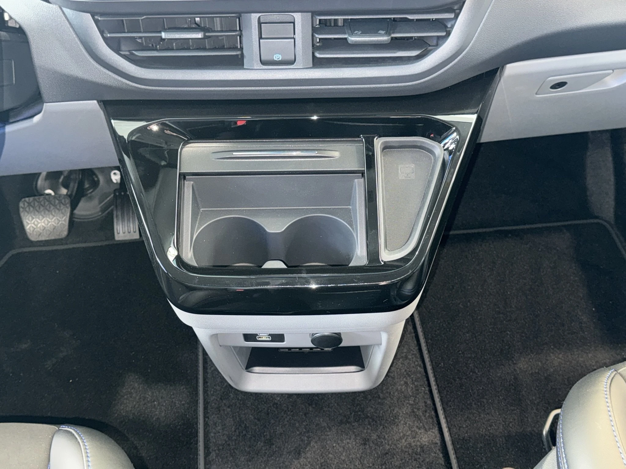 Ford-Tourneo Custom-image-11