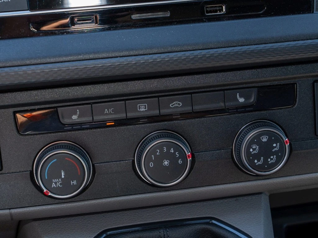 Volkswagen-Transporter-image-14