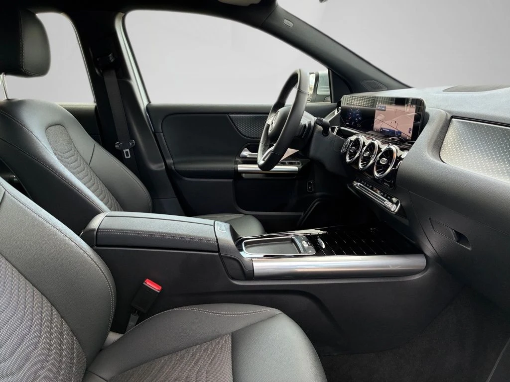 Mercedes-Benz-GLA 200 d-image-14