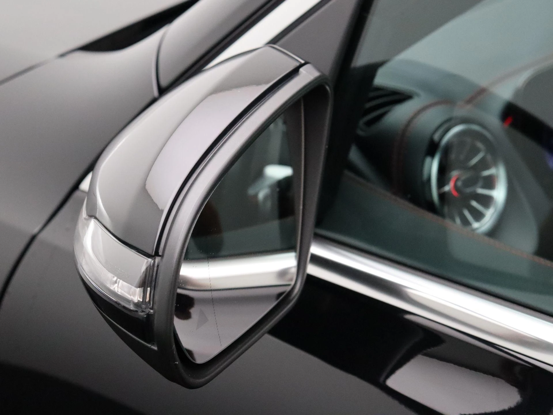 Mercedes-Benz-EQB-image-7