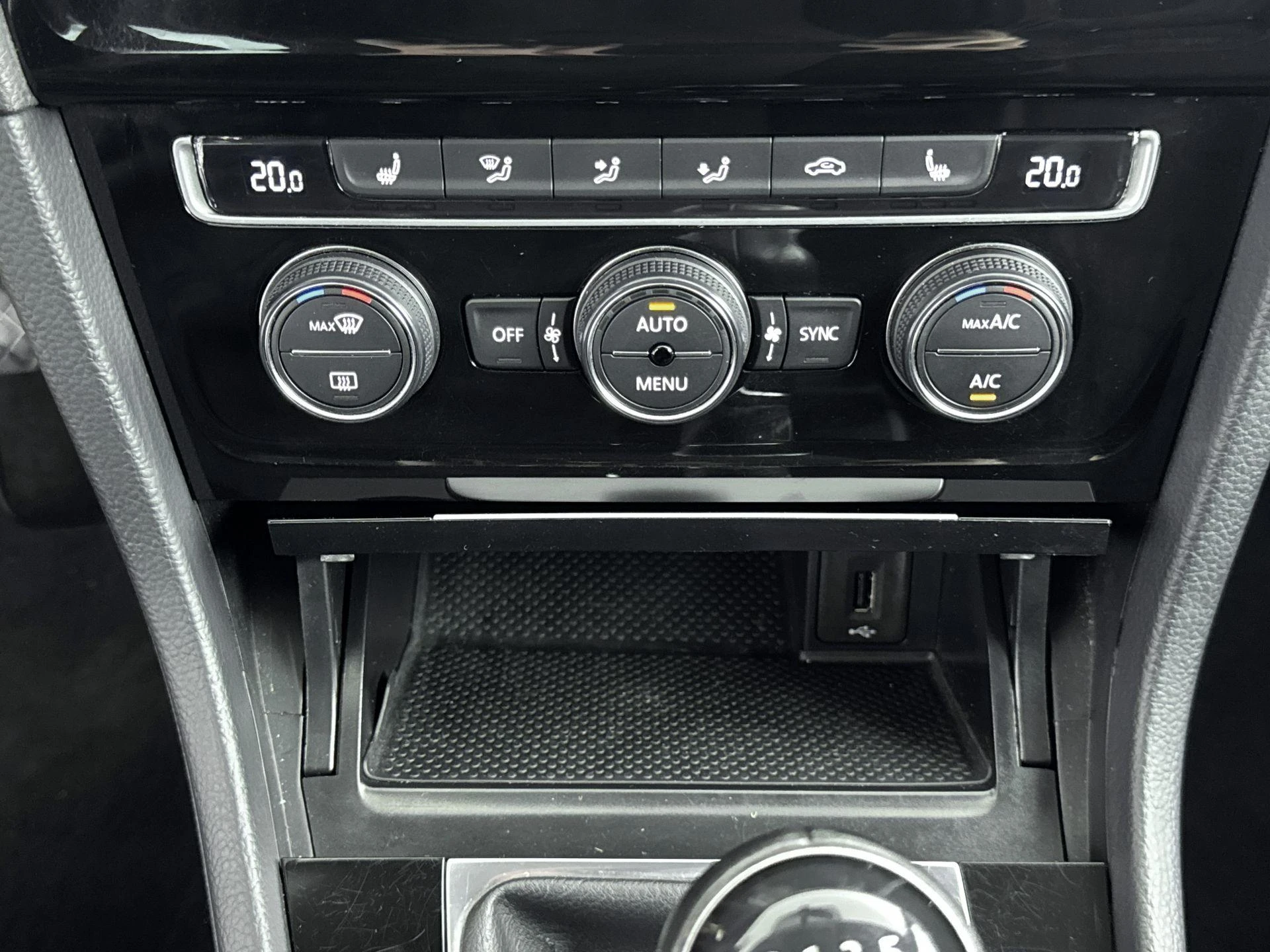 Volkswagen-Golf-image-18
