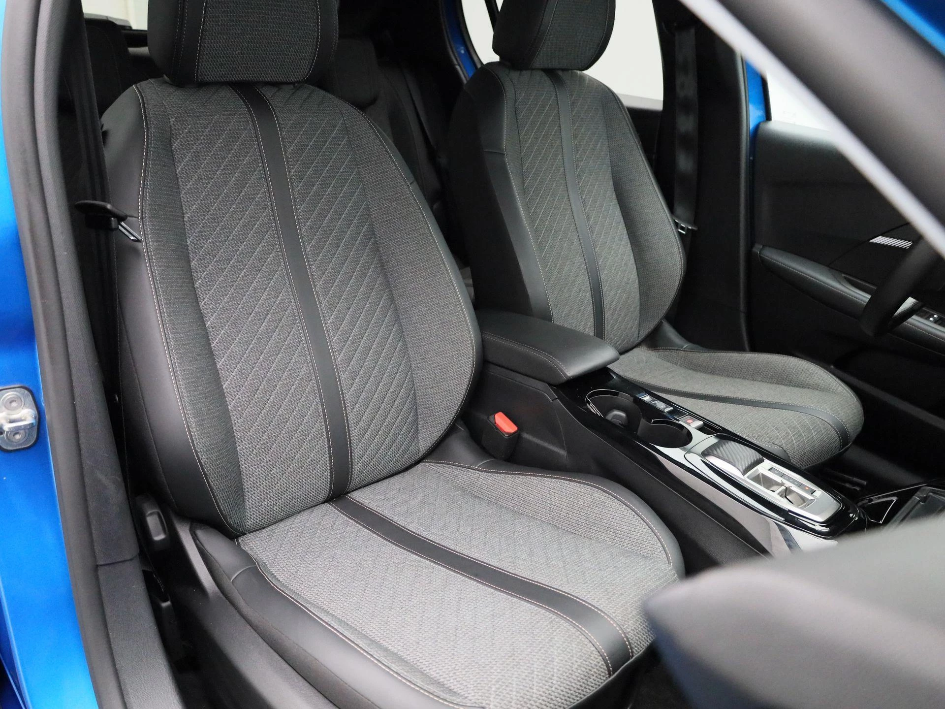 Peugeot-e-208-image-38