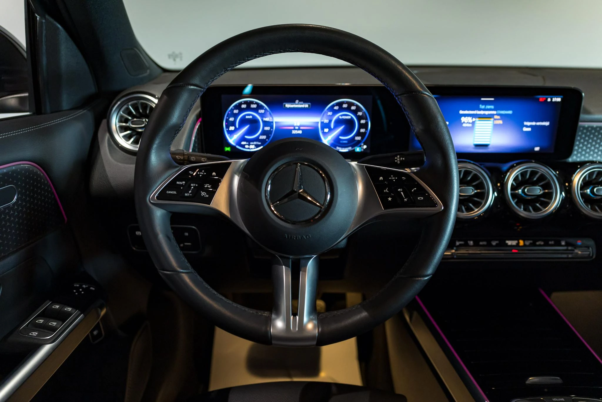 Mercedes-Benz-EQB-image-19