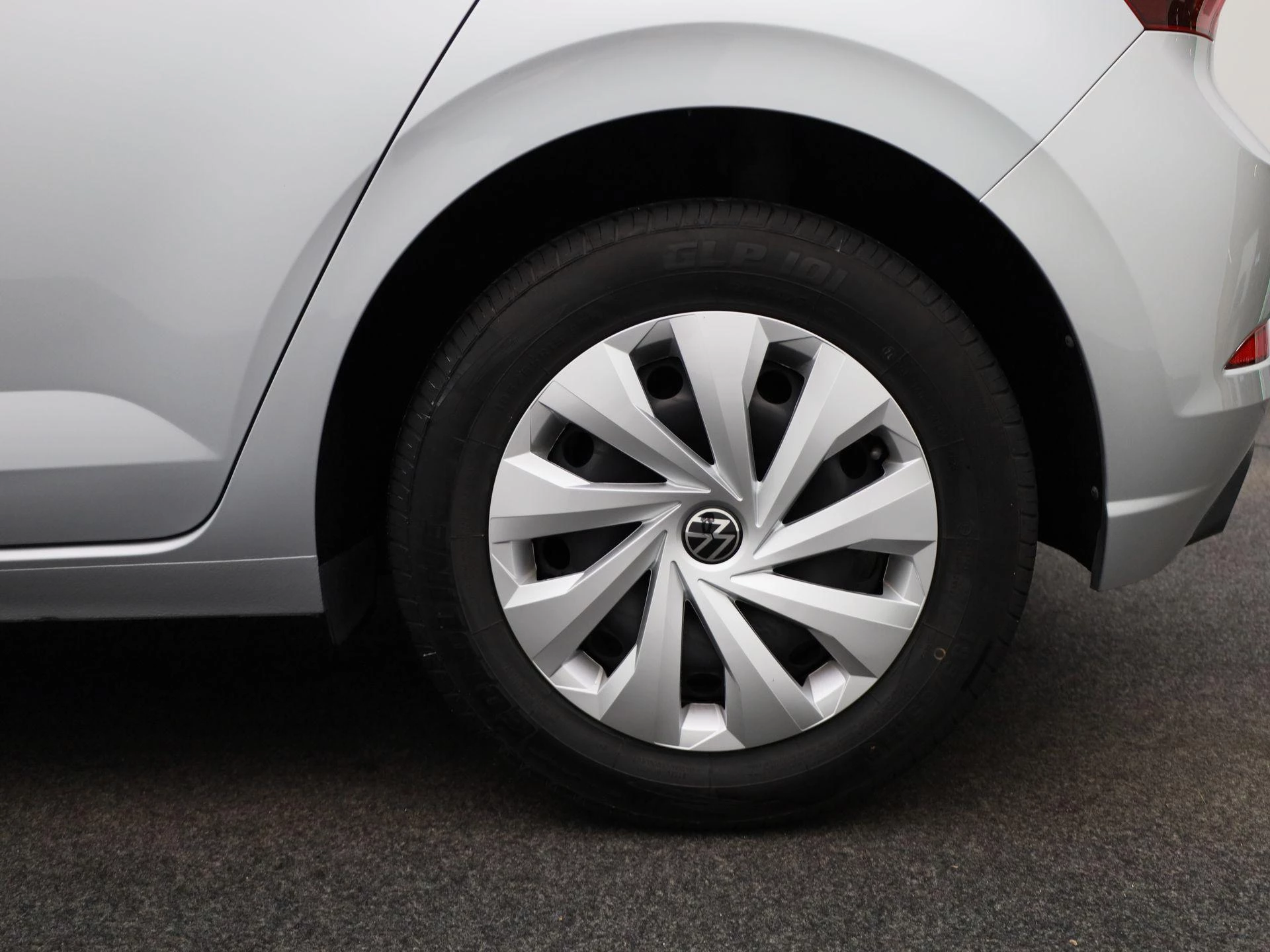 Volkswagen-Polo-image-12