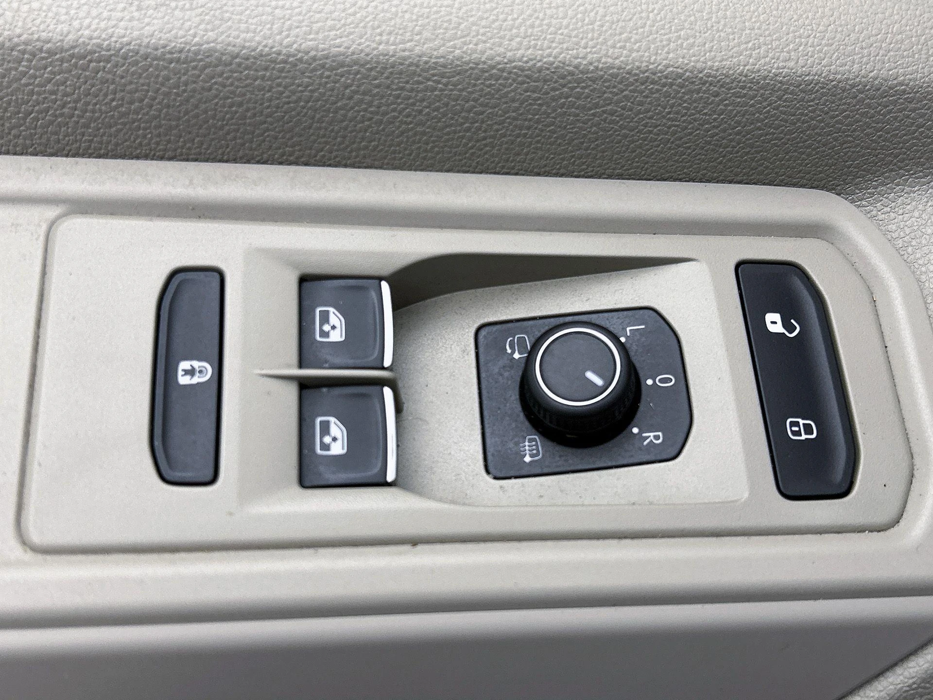 Volkswagen-Multivan-image-36