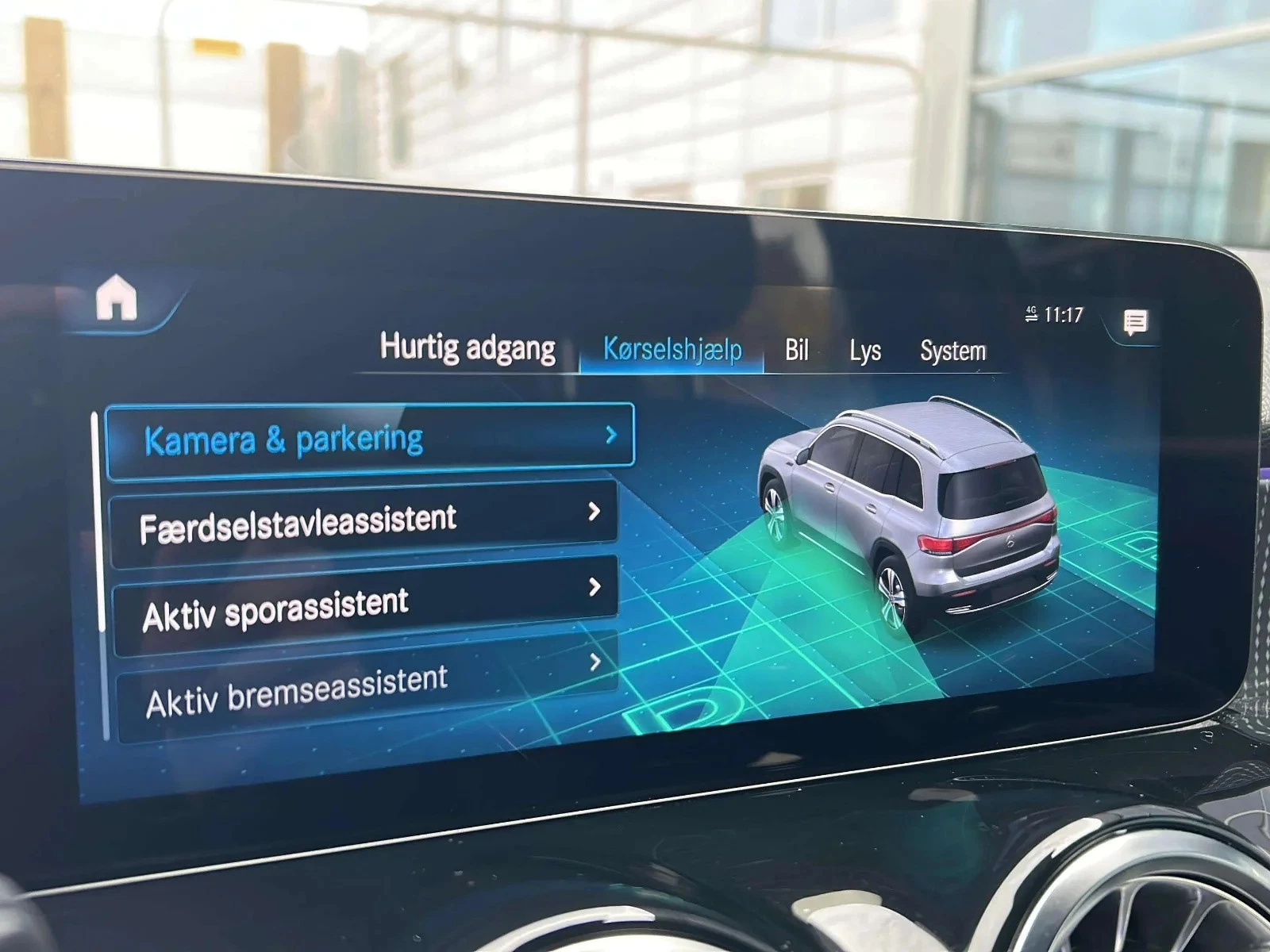 Mercedes-Benz-EQB-image-17