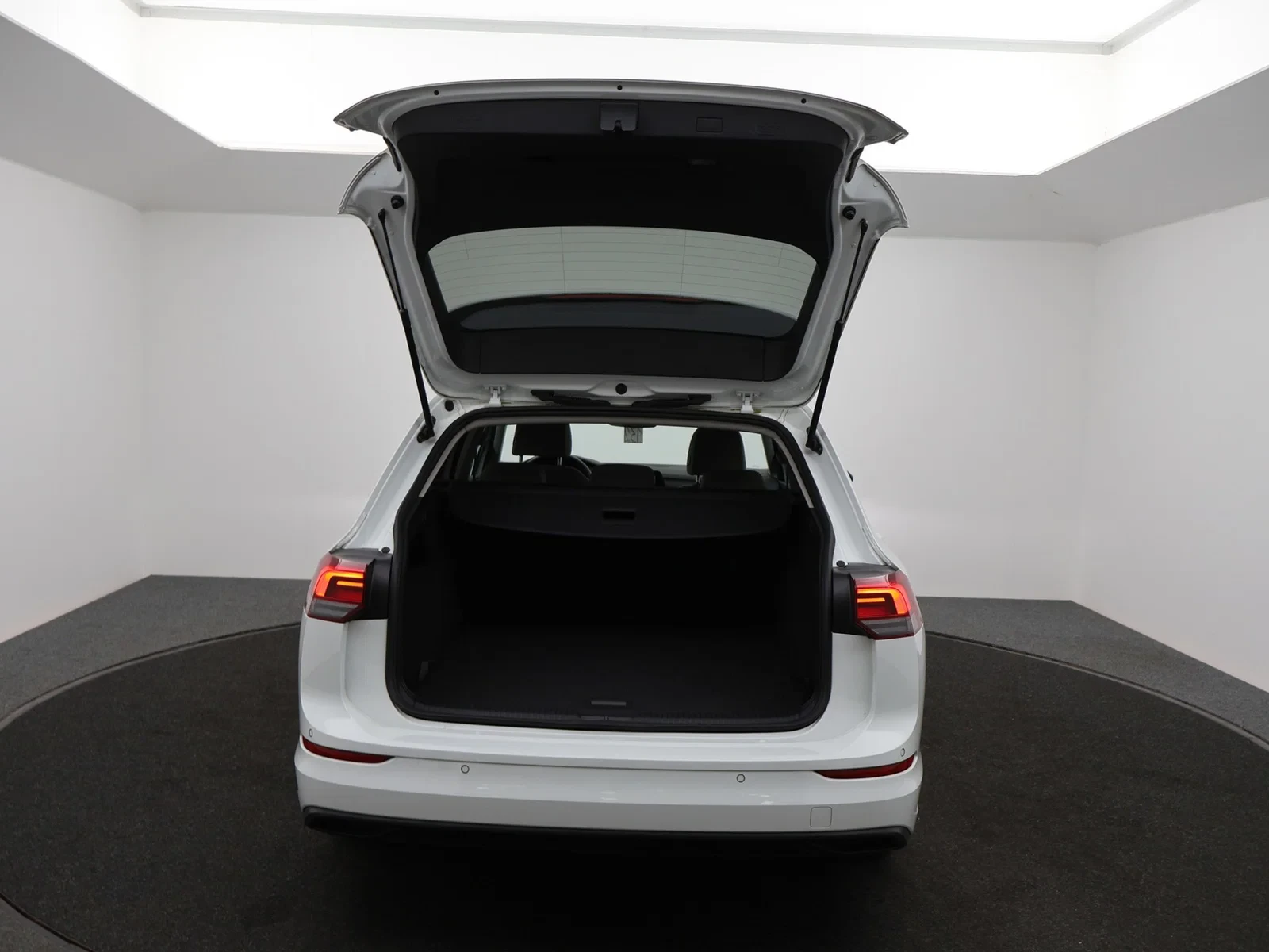 Volkswagen Golf VIII SW Golf 1.0eTSI Life 110PK *AUTOMAAT*LANE-ASSIST*ACC*PDC*APP-CONNECT*...*