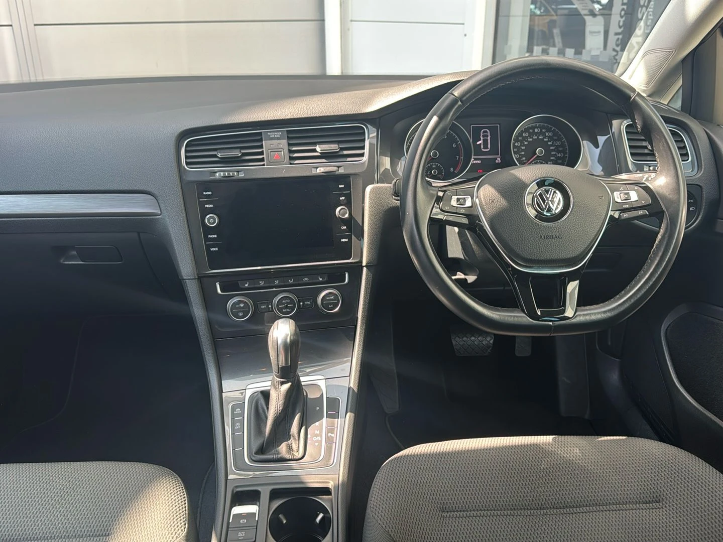 Volkswagen-Golf-image-3