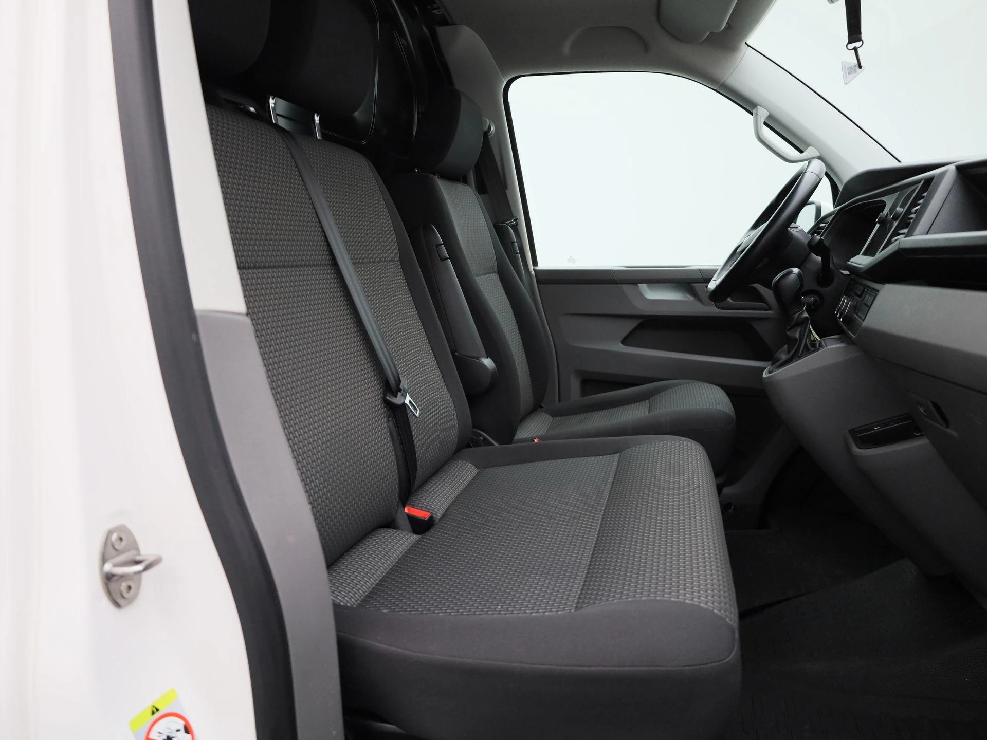 Volkswagen-Transporter-image-37