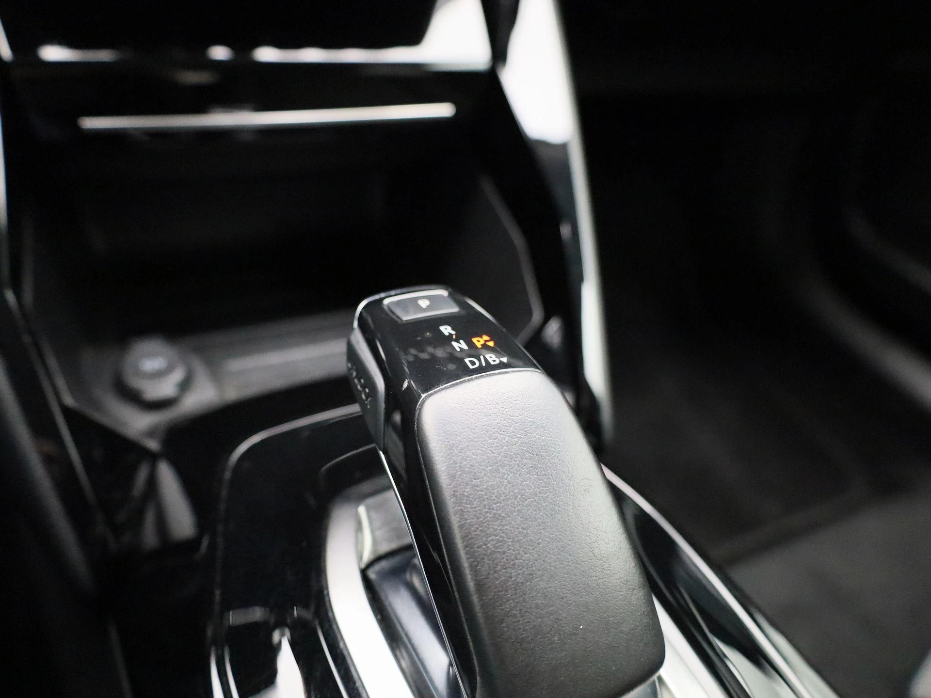 Peugeot-e-2008-image-30