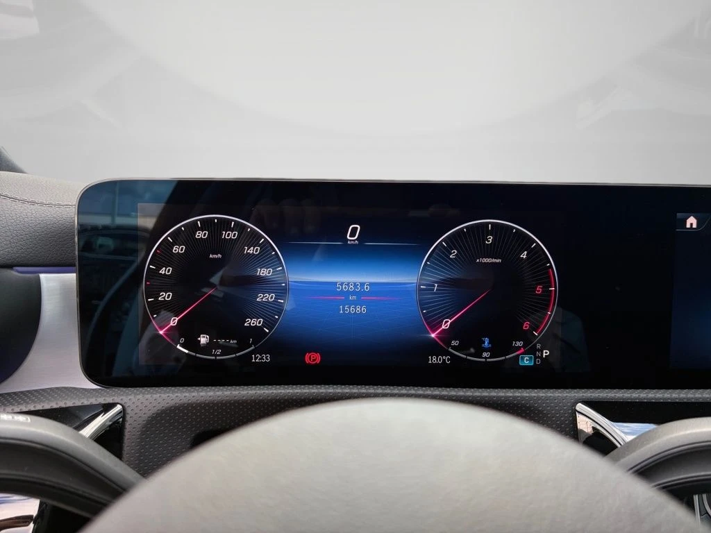Mercedes-Benz-CLA 200 d-image-6