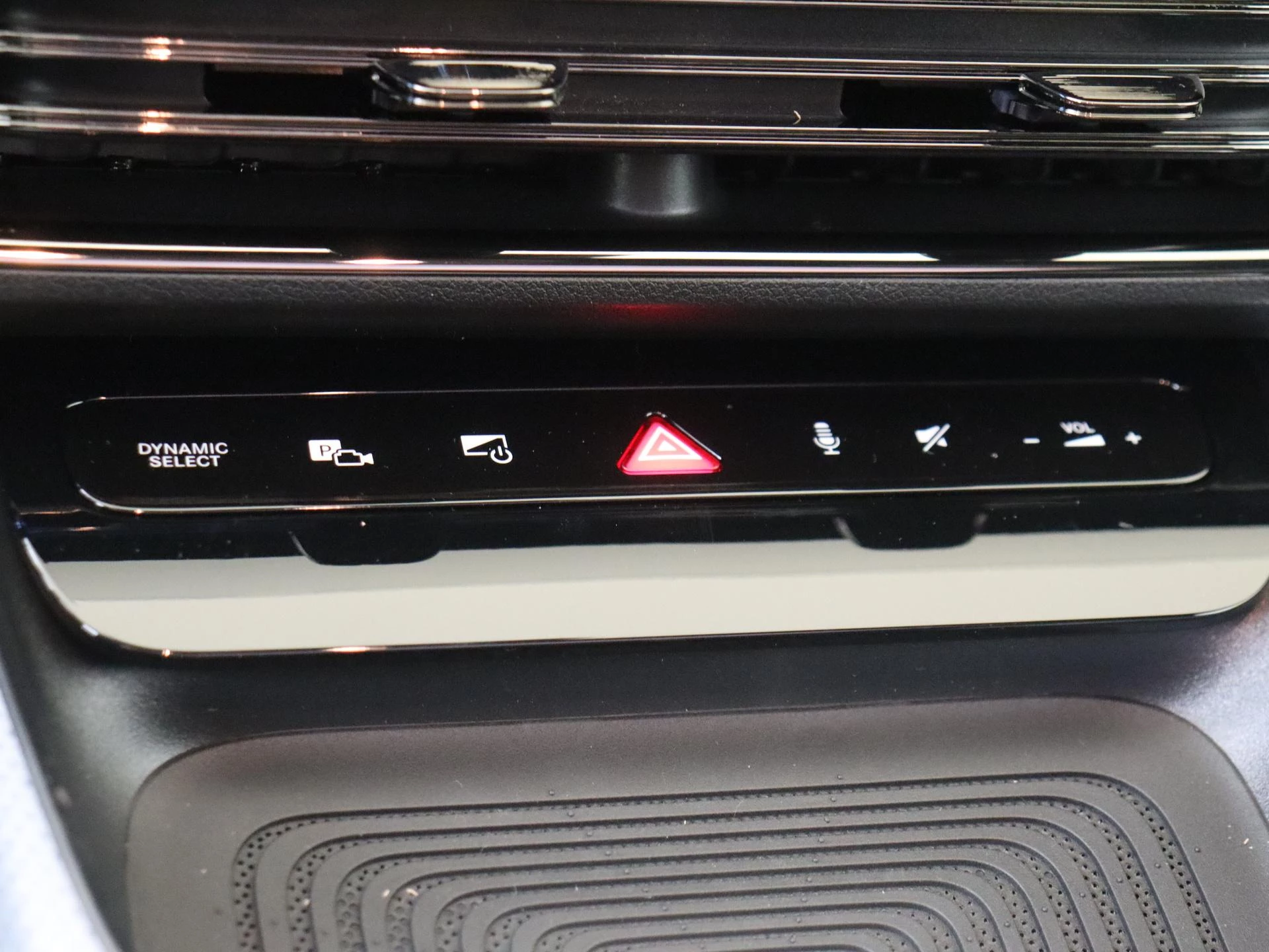 Mercedes-Benz-CLA-image-21