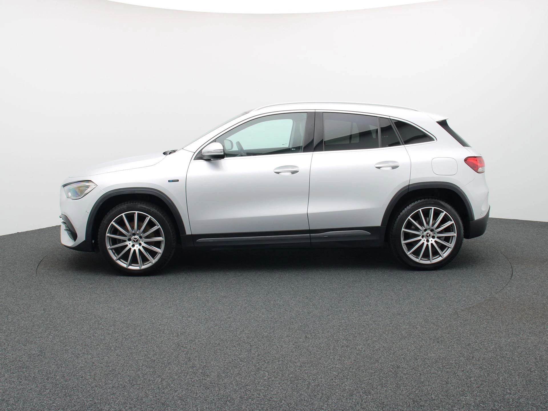 Mercedes-Benz GLA 250e Amg Line + MULTIBEAM + PANO DAK + CARPLAY + TREKHAAK +