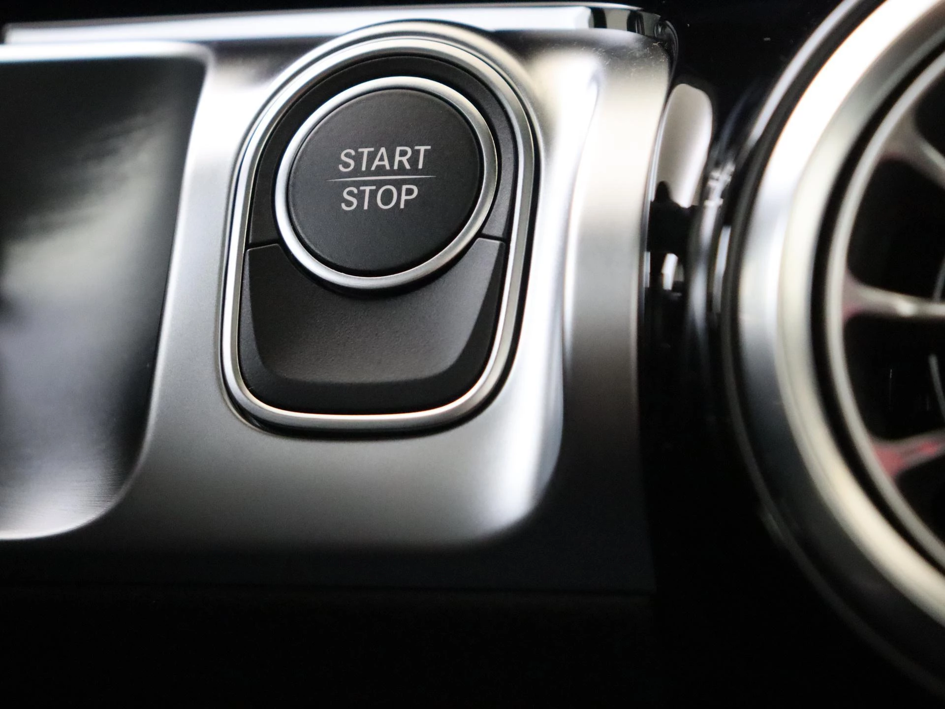 Mercedes-Benz-EQB-image-21