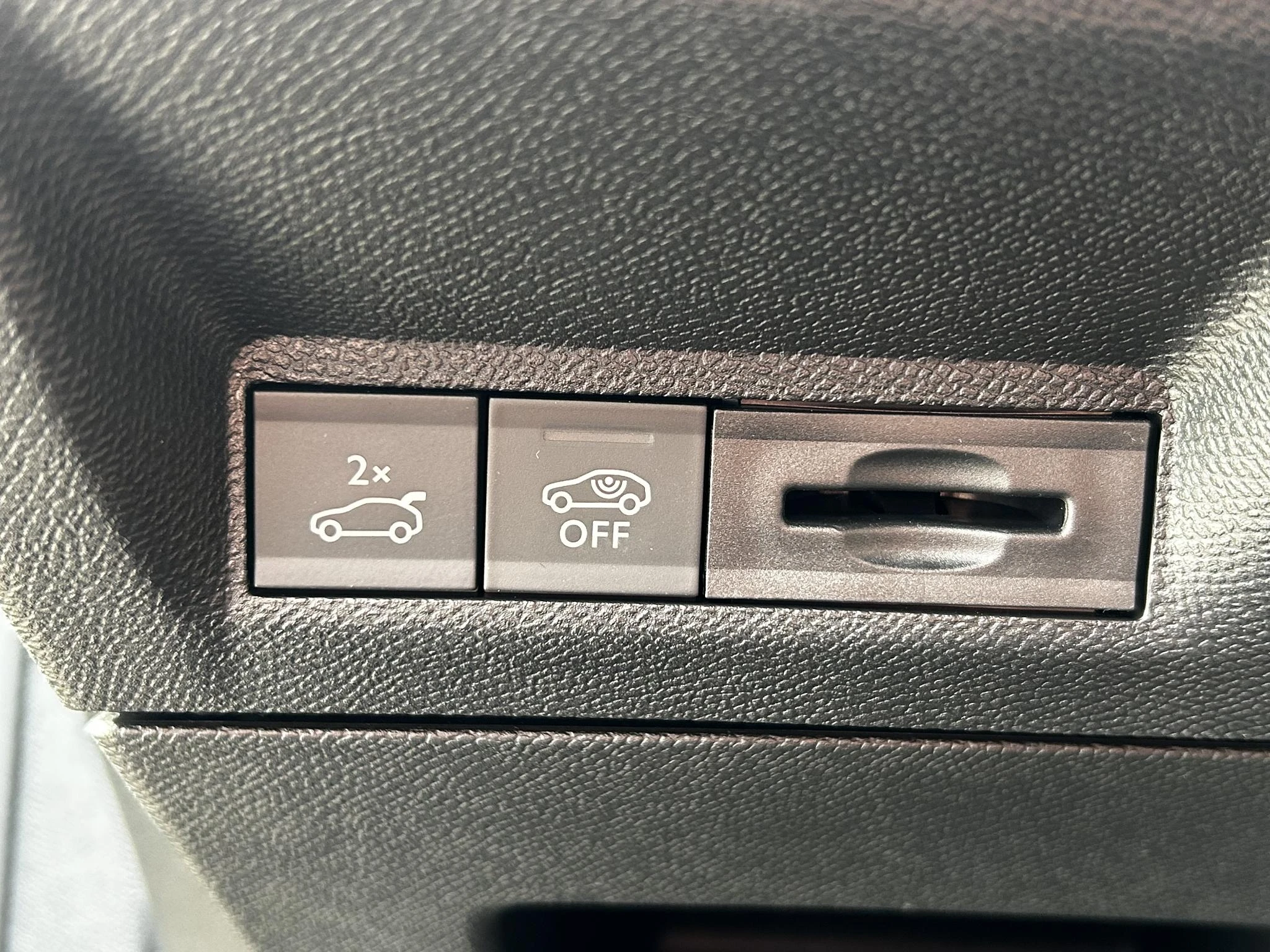 Peugeot-e-5008-image-25